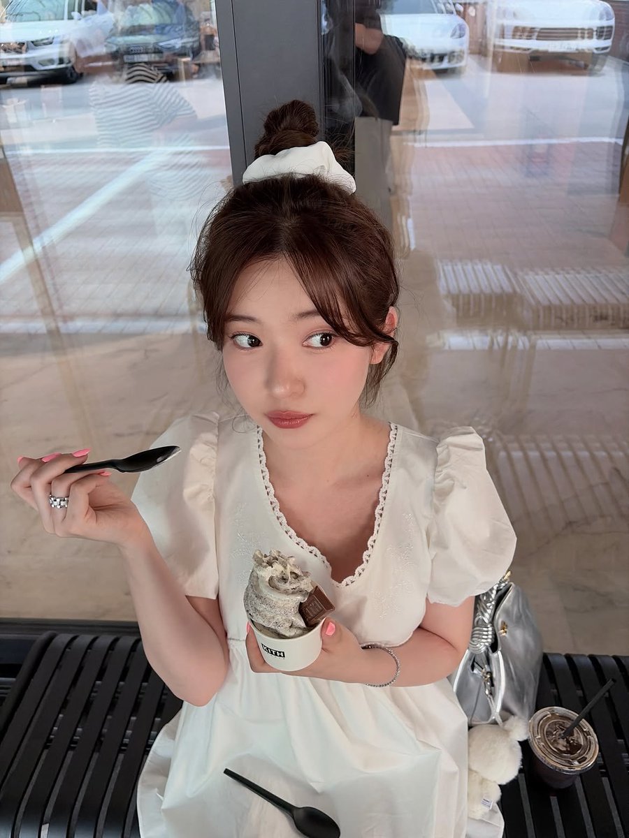 fleuirette's tweet photo. If today were an ice cream flavor, it'd definitely be cookies and cream. Yes, I deliberately matched my white dress (and a touch of chocolate!) with my treat. 𝘛𝘶𝘮𝘮𝘺 𝘩𝘢𝘱𝘱𝘪, 𝘏𝘪𝘮𝘦𝘬𝘢 𝘩𝘢𝘱𝘱𝘪.ᐟ ݁ ˖Ი𐑼⋆ https://t.co/KqBwXb8JS3