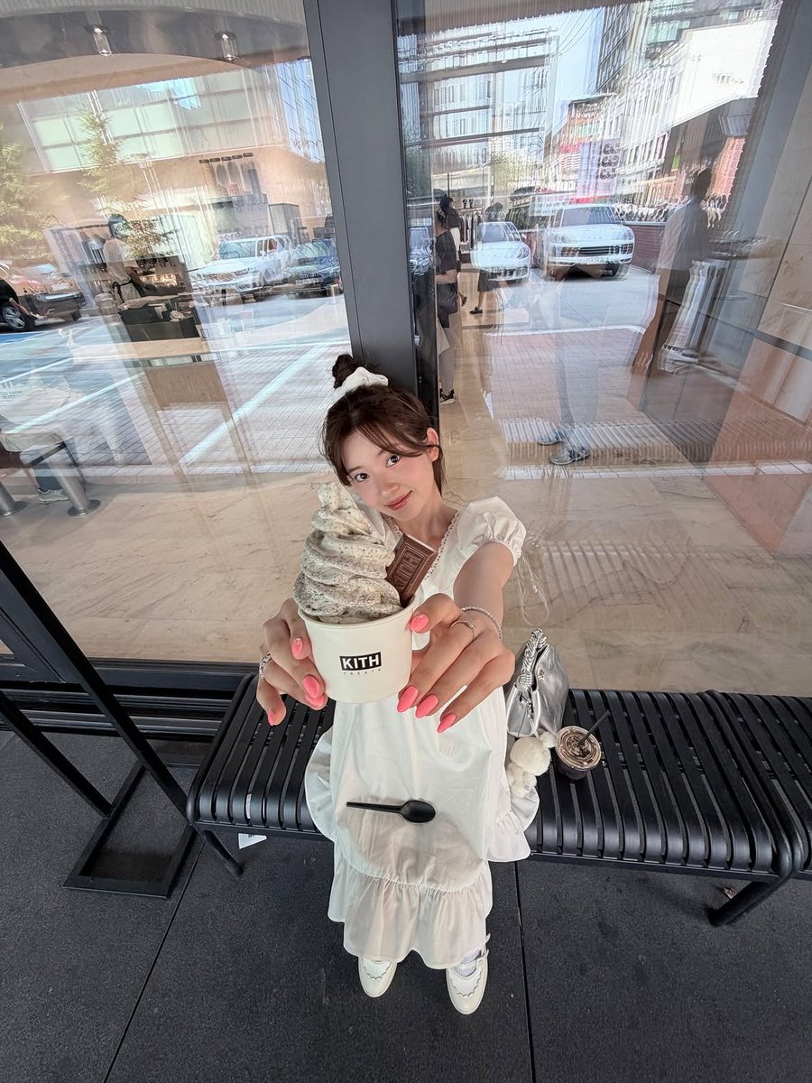 fleuirette's tweet photo. If today were an ice cream flavor, it'd definitely be cookies and cream. Yes, I deliberately matched my white dress (and a touch of chocolate!) with my treat. 𝘛𝘶𝘮𝘮𝘺 𝘩𝘢𝘱𝘱𝘪, 𝘏𝘪𝘮𝘦𝘬𝘢 𝘩𝘢𝘱𝘱𝘪.ᐟ ݁ ˖Ი𐑼⋆ https://t.co/KqBwXb8JS3