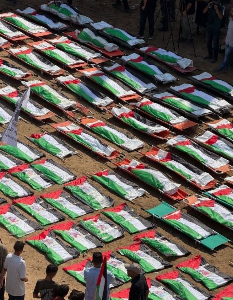 Almeqdad's tweet photo. تحولنا إلى بلد الجنازات اليوميّة.. وصرنا نُسابق الذكريات بحدث "أكبر جنازة"!

هذه اليوم أكبر جنازة فعلًا في تاريخ فلسطين، التي تضُم أكثر من 112 شهيدًا من عائلتيْ "الحساينة" و"أبو شريعة"، وكان يُمكن أن تكون أكبر من ذلك، لكن نحو 156 شهيدًا آخرين لم يستطِع أحد العثور عليهم، فقد تبخّرت جثامينهم.

استشهد هؤلاء يوم 22 نوفمبر 2023، حيث اختفت معالم المربع السكني الذي يعيشون فيه بالكامل تحت الركام، ومن بينهم 44 طفلًا و37 امرأة.  

قضى في القصف عائلاتٍ وأسر بأكملها، مُسحت من السجل المدني من الأجداد حتى الأبناء والأحفاد والزوجات.