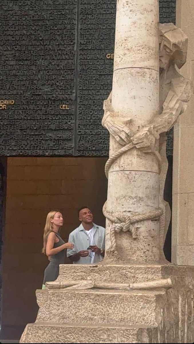 Zyana7iZyana's tweet photo. Kylian et ester à Barcelone ❤️ https://t.co/6b0YBzo7Wj