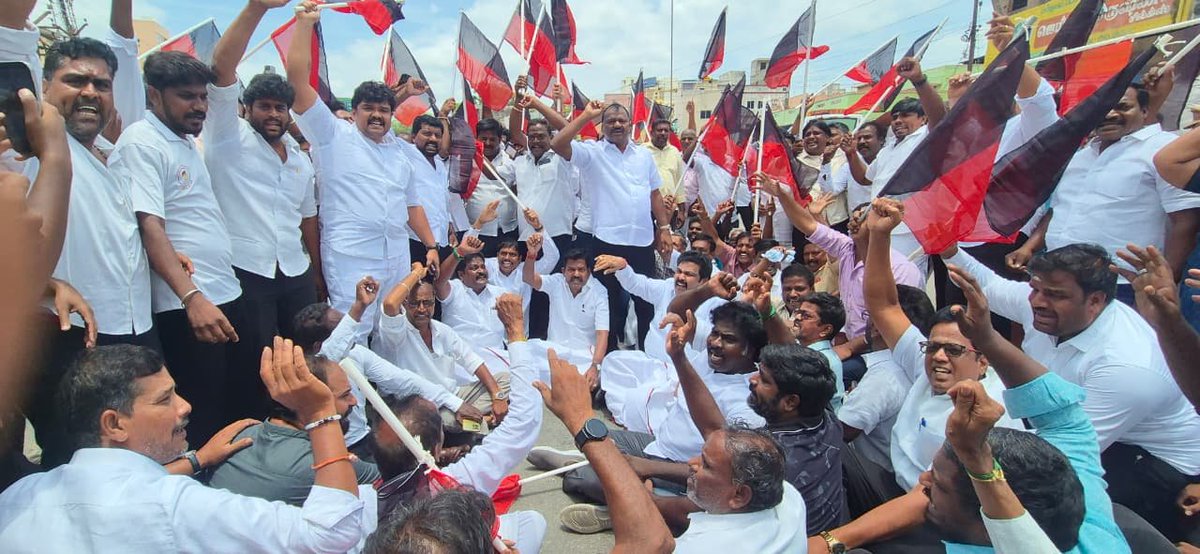 ChandranDMK_'s tweet photo. பேசாத ஒன்றைப் பேசியதாகப் பொய் வழக்குப் போட்டு அண்ணன் @Udhaystalin அவர்களை, காவல்துறையை ஏவிக் கைது செய்துள்ள த.வெ.க.அரசின் ஆணவ அடக்குமுறையை கண்டித்து திருவள்ளூர் மேற்கு மாவட்ட திமுக சார்பில் திருவள்ளூர் நகரத்தில் எனது தலைமையில் கண்டன ஆர்ப்பாட்டம் நடைபெற்றது. 
#WeStandWithUdhayAnna https://t.co/7DSzyvZjUx