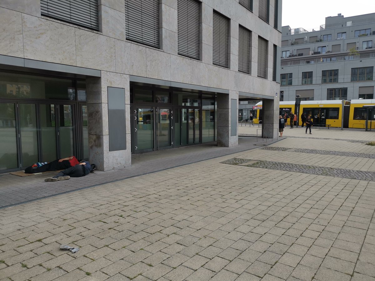 romantikkiez's tweet photo. Heute morgen, am seit Oktober 2025 mit 38.000 qm Bürofläche leerstehenden "Nordbahnhof Carré" (ehemals die größte Immobilie der Deutschen Bahn AG). Allerdings fairerweise nach Verursacherprinzip plakatiert 🔴
#nordbahnhof #dbimmobilien #deutschebahn #leerstand #romantikkiez #spd https://t.co/sveXeocFfg