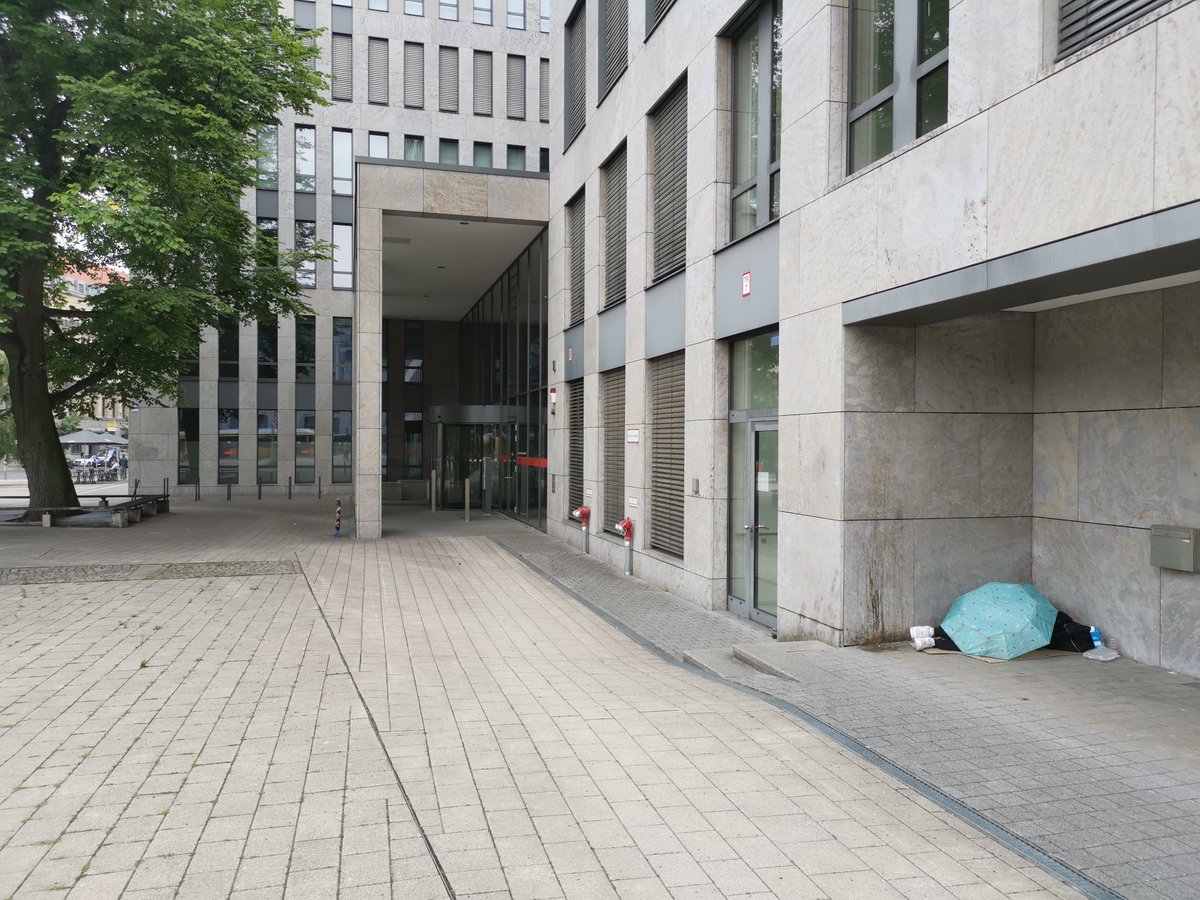 romantikkiez's tweet photo. Heute morgen, am seit Oktober 2025 mit 38.000 qm Bürofläche leerstehenden "Nordbahnhof Carré" (ehemals die größte Immobilie der Deutschen Bahn AG). Allerdings fairerweise nach Verursacherprinzip plakatiert 🔴
#nordbahnhof #dbimmobilien #deutschebahn #leerstand #romantikkiez #spd https://t.co/sveXeocFfg