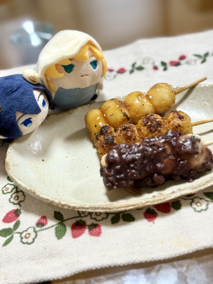 isobemaki's tweet photo. 地元のお祭りで、気になってたお団子屋さんのキッチンカーを見つけて思わず買ってしまった
焼きたてが一番だけど持ち帰ってもうまい https://t.co/iOFgsXYZwE