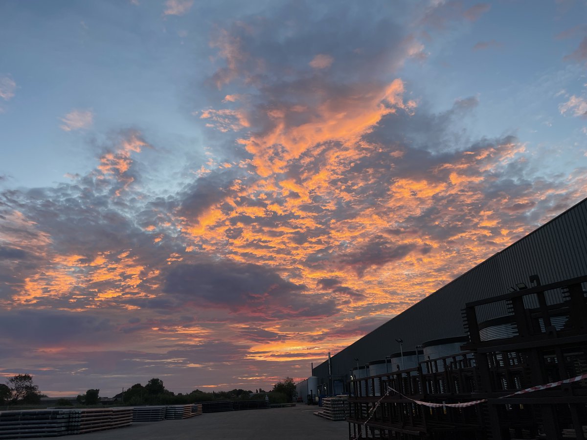 daydreamnative's tweet photo. @fergieweather Awesome sky just before sunrise in Yatton this morning. Camera never captures the pink shades that are so vibrant to the eye but the way it brought out all the texture of the cloud base was very cool. https://t.co/TS49KSvva9