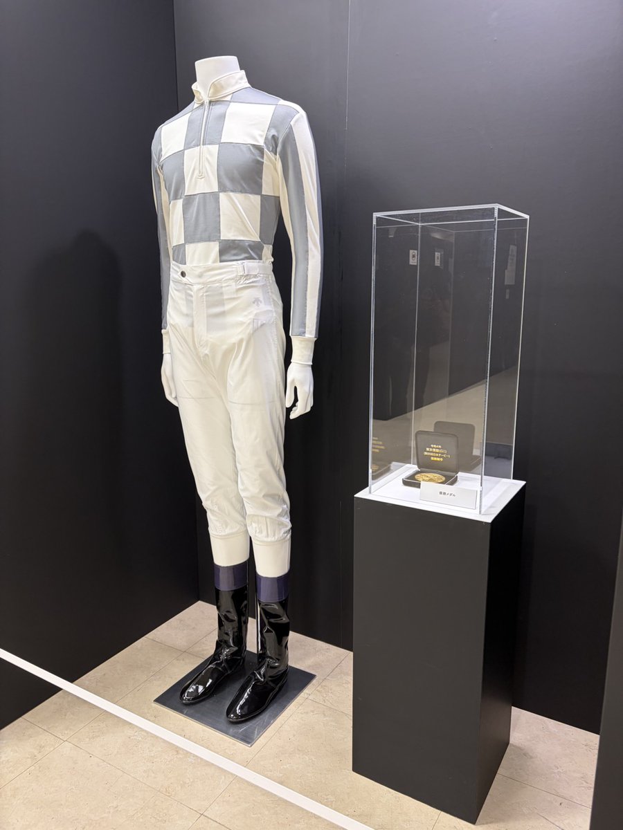 goku_uma's tweet photo. ジャケットはドウデュースカラーでしたが、武豊騎手曰く「言われて気づいた。たまたま笑」とのことでした。 https://t.co/cNPxlKHP2E
