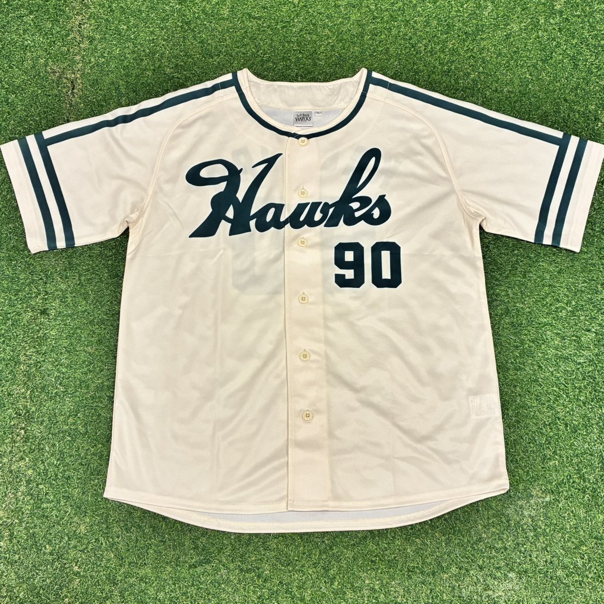 LiliesKandaStad's tweet photo. 今夜の京セラドームは、『南海ホークス復刻ナイターin大阪』ですね。
それを記念して発売された、我が野球の師のひとりとして勝手に仰いでいる水島新司先生の名作野球漫画『あぶさん』の主人公、景浦安武のユニフォーム。
今に続くパ・リーグファンになる大きなきっかけとなった恩人のユニフォーム、迷う余地もなく即座にポチって無事にゲットしました。
商売柄、年間何十枚もユニフォームを仕入れていますが、これほどテンションが上がるユニはなかなかありません。
