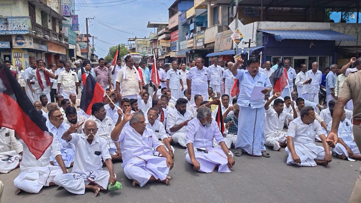 mohanathi14's tweet photo. மதுக்கூர் கிழக்கு ஒன்றிய கழகச் செயலாளர் திருR. இளங்கோ தலைமையில்  நடைபெற்ற மறியல் போராட்டத்தில் https://t.co/vnnH02QO2I