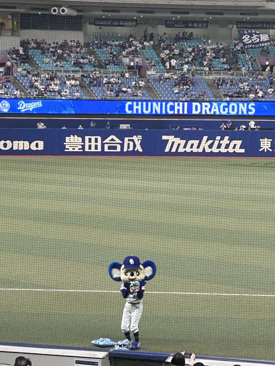 SaekiMichio's tweet photo. 今日はドアラ様が近いっ!
#ドアラ　#中日ドラゴンズ　#バンテリンドーム https://t.co/R8Cy3IjdHC