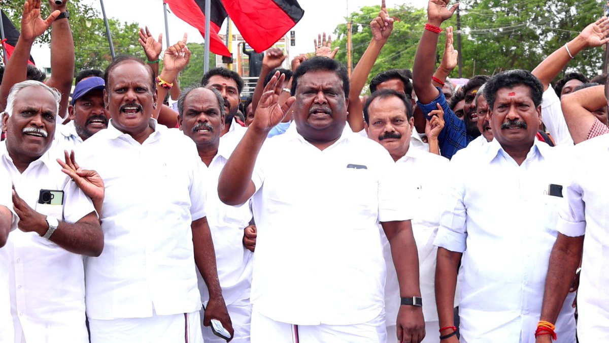 sivasankar1ss's tweet photo. மாண்புமிகு எதிர்க்கட்சித் தலைவர் அவர்களை கையாலாகாத தவெகஅரசின் காவல்துறை கைதுசெய்ததைக் கண்டித்து அரியலூர் அண்ணா சாலை அருகில் மறியல் போராட்டத்தில் ஈடுபட்டு காவல்துறையால் கைது செய்யப்பட்டிருக்கிறோம்.
வகை தெரியாமல் ஆட்சிக்கு வந்து ஆட்டம் போடும் தற்குறிகளுக்கு தக்க பாடம் புகட்டப்படும் https://t.co/1gB1A1B68v