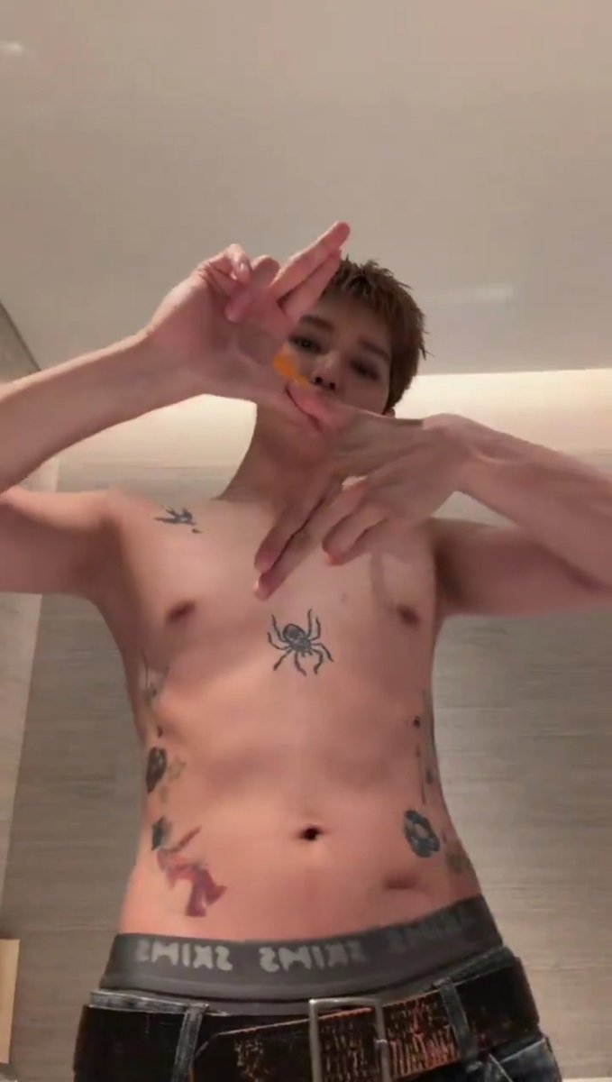 orlokthecount's tweet photo. took his shirt off just to do the exact same thing 😭 https://t.co/yK064kMTqy