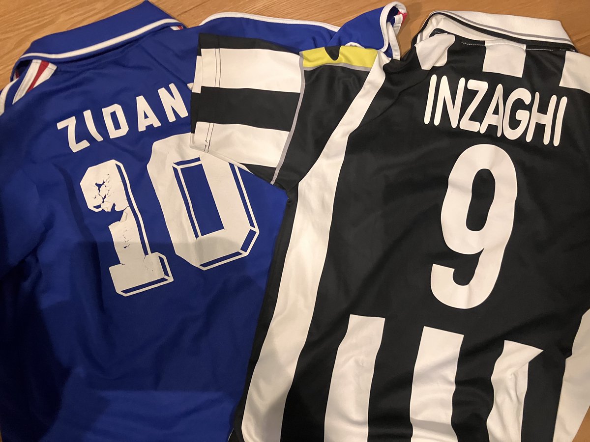 maqime's tweet photo. クローゼットで昔のユニフォームを探していたら、懐かしいのが出てきました。EURO2000あたりのフランス代表ユニです。今や二人とも監督ですね。 https://t.co/qZBfKlydKE