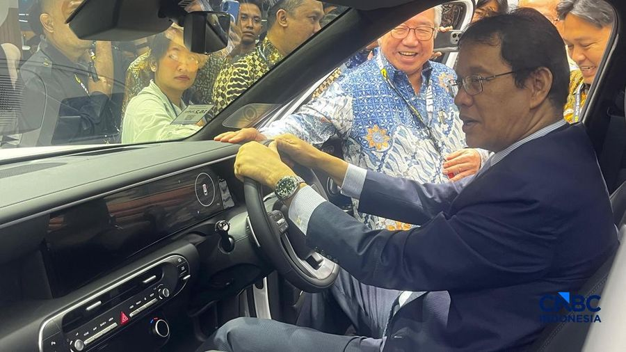 LambeSahamjja's tweet photo. purbaya mengaku heran dengan malaysia:
- penduduk indonesia 5x lipat malaysia 
- tapi penjualan mobil sama-sama sekitar 800 ribu unit
- padahal indonesia sempat tembus 1 juta unit lalu turun https://t.co/4h3OQrySej