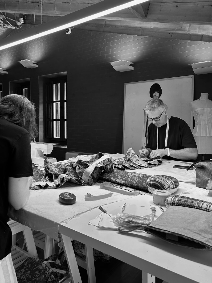 museobalenciaga's tweet photo. de la maison en un auténtico laboratorio de innovación. Perpetuar la excelencia y el savoir-faire artesanal es nuestra forma de garantizar que el legado de Cristóbal Balenciaga siga esculpiendo el futuro del diseño.
Descubre más sobre nuestra vertiente educativa en nuestra web. https://t.co/Gu8LQgUe7Z