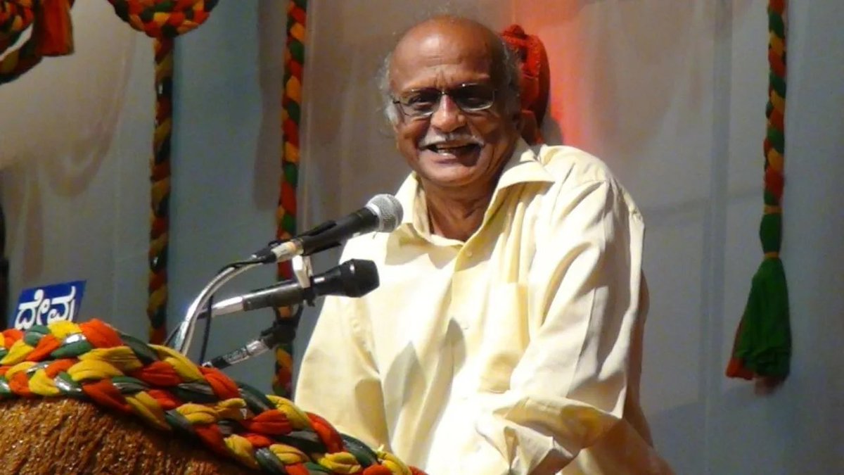 AkhandLINGAYATH's tweet photo. ಅಪ್ರತಿಮ ಸಂಶೋಧಕ ಡಾ. ಎಂ ಎಂ ಕಲಬುರ್ಗಿ ಆಗಸ್ಟ್ 30, 2015ರಂದು ಹಂತಕರ ಗುಂಡಿಗೆ ಬಲಿಯಾದರು. ಈ ತಿಂಗಳು ಪೂರ್ತಿ ಬಸವ ಮೀಡಿಯಾ ಕಲಬುರ್ಗಿ ಅವರ ಸಂಶೋಧನೆ ಹಾಗೂ ಚಿಂತನೆಯನ್ನು ಸರಳ ಕನ್ನಡದಲ್ಲಿ ಪರಿಚಯ ಮಾಡಿಕೊಡಲಿದೆ. 
#ಕಲಬುರ್ಗಿಮಾಸ #MMKalburgi

1. ಲಿಂಗಾಯತದಲ್ಲಿ ವೈದಿಕತೆ ಒಳಹೊಕ್ಕ ನಂತರ ಇಷ್ಟಲಿಂಗ ತೆಗೆದ ಶರಣರು.

12ನೇ ಶತಮಾನದಲ್ಲಿ ಬಸವಣ್ಣನವರು ಸೃಷ್ಟಿಸಿದ ಹೊಸ ಧರ್ಮದಲ್ಲಿ ಹಲವಾರು ಸಮುದಾಯಗಳು ಮುಖ್ಯವಾಗಿ ಶ್ರಮಿಕ ವರ್ಗಗಳು ಸೇರಿಕೊಂಡವು.

ಆದರೆ ಬಸವಣ್ಣನವರ ನಂತರ ಲಿಂಗಾಯತ ಸಮಾಜ, ಧರ್ಮ ಕವಲೊಡೆಯಿತು.

ಅನುಯಾಯಿಗಳಾಗಿ ಬಂದು ಗುರುಗಳಾಗಿ ಬದಲಾದ ವೀರಶೈವರ ಮೂಲಕ ವೈದಿಕತೆ ಮತ್ತೆ ನುಸುಳಿ
ಲಿಂಗಾಯತದ ಅಂತರಂಗ ಮಲೀನವಾಯಿತು.

ಇದರ ವಿರುದ್ಧ ಬಂಡಾಯವೆದ್ದು ಅನೇಕ ನಾಥ ಮತ್ತು ದಲಿತ ಪಂಗಡಗಳು ಇಷ್ಟಲಿಂಗ ತೆಗೆದು ವಿಭಿನ್ನ ಪರಂಪರೆ ಸೃಷ್ಟಿಸಿಕೊಂಡರು.

ಹೊರನಡೆದ ಈ ಸಂಪ್ರದಾಯಗಳಲ್ಲಿ ಲಿಂಗಕಟ್ಟಿಕೊಂಡು ಬಸವತತ್ವ ಬಿಟ್ಟವರ ಮೇಲೆ ದೊಡ್ಡ ತಿರಸ್ಕಾರವಿದೆ. ಮೂಲ ಶರಣರ ಪಥದಿಂದ ತಮ್ಮನ್ನು ಅಗಲಿಸಿದ ನೋವು, ಆಕ್ರೋಶ ಕಾಣುತ್ತದೆ.

ಲಿಂಗಾಯತದಿಂದ ದಲಿತ, ನಾಥ ಪಂಥಗಳು ಬೇರೆಯಾದರೂ ಅವು ಶರಣತತ್ವ ಬಿಡಲು ಸಾಧ್ಯವಾಗಲಿಲ್ಲ. ಬಸವಣ್ಣನವರ ಮೇಲಿನ ಪ್ರೀತಿ, ಅಭಿಮಾನ, ಭಕ್ತಿ ಕಡಿಮೆಯಾಗಲಿಲ್ಲ.

ಬಸವಣ್ಣ ಅಲ್ಲಮ. ನಾಗಮ್ಮ, ನೀಲಮ್ಮ ಮುಂತಾದ ಹೆಸರುಗಳು ಇವರಲ್ಲಿಯೂ ಮತ್ತೆ ಮತ್ತೆ ಕಾಣಿಸಿಕೊಳ್ಳುತ್ತವೆ. ಇವರಿಗೆಲ್ಲ ಕಲ್ಯಾಣ ಒಂದು ಮರೆಯಲಾಗದ ನೆನಪಾಯಿತು.

ಅವುಗಳ ಇತಿಹಾಸ, ಪರಂಪರೆ, ಪವಿತ್ರ ಕ್ಷೇತ್ರಗಳೆಲ್ಲಾ ಲಿಂಗಾಯತಕ್ಕೆ ಬೆಸೆದುಕೊಂಡಿವೆ.

ಲಿಂಗಾಯತದ ವಿಸ್ತಾರವಾದ ಮರುಕಲ್ಪನೆಯಲ್ಲಿ ಶರಣ ಮೂಲದ ಎಲ್ಲಾ ಸಮುದಾಯಗಳ ನಡುವೆ ಸಂವಾದ ನಡೆಯಬೇಕಿದೆ.

ಈ ಮಹತ್ವದ ಐತಿಹಾಸಿಕ ಬೆಳೆವಣಿಗೆಗಳನ್ನು ಬೆಳಕಿಗೆ ತಂದ ಕಲಬುರ್ಗಿಯವರ ಮಹತ್ವದ ಸಂಶೋಧನೆಯನ್ನು ಸರಳ ಕನ್ನಡಲ್ಲಿ ಕ್ರೋಡೀಕರಿಸಲಾಗಿದೆ.

ಲಿಂಗಾಯತ ಧರ್ಮದಲ್ಲಿ ನುಸುಳಿದ ವೈದಿಕತೆ:

12ನೇ ಶತಮಾನದಲ್ಲಿ ಕರ್ನಾಟಕದ ಸಾಮಾಜಿಕ ಚಿತ್ರಣ ಬದಲಾಯಿತು. ಬಸವಣ್ಣ ಸೃಷ್ಟಿಸಿದ ಹೊಸ ಧರ್ಮದಲ್ಲಿ ಸಮಾಜದ ಎಲ್ಲಾ ಸ್ತರಗಳು, ಮುಖ್ಯವಾಗಿ ಶ್ರಮಿಕ ವರ್ಗಗಳು, ಸೇರಿಕೊಂಡವು.

ಪ್ರವಾಹದಂತೆ ಬಂದ ಲಿಂಗಾಯತ ಧರ್ಮದಲ್ಲಿ ಸ್ಥಾವರ ಲಿಂಗ ಪೂಜಿಸುತ್ತಿದ್ದ ಕಾಳಾಮುಖ, ಮಹಾವ್ರತಿ, ಪಾಶುಪತರಂತಹ ಅನೇಕ ವೈದಿಕ ಶೈವ ಧರ್ಮಗಳು ಕೊಚ್ಚಿ ಹೋದವು.

ನಾಥ ಪಂಥ ಕೂಡ ಬಸವಣ್ಣನವರ ಪ್ರಭಾವಕ್ಕೆ ಸಿಲುಕಿತು. ಯೋಗನಿಷ್ಠೆ, ಪ್ರಾಣಲಿಂಗ ಆರಾಧನೆ, ಜಾತ್ಯತೀತ ಮನಸ್ಸಿದ್ದ ಅನೇಕ ನಾಥ ಪಂಗಡಗಳೂ ಲಿಂಗಾಯತದಲ್ಲಿ ಲೀನವಾದವು.

ಇದೇ ರೀತಿ ಒಳ ಬಂದ ಆಂಧ್ರದ ಶುದ್ಧಶೈವ ಆಚಾರ್ಯರು ಮಾತ್ರ ಸಂಪೂರ್ಣವಾಗಿ ಲೀನವಾಗದೆ ಅನೇಕ ವೈದಿಕ ಆಚರಣೆಗಳನ್ನು ಉಳಿಸಿಕೊಂಡರು. ಇಷ್ಟಲಿಂಗ ಹಿಡಿದರೂ ಜನಿವಾರ ಬಿಡಲಿಲ್ಲ.

ಬಸವಣ್ಣನವರ ನಂತರ ಇವರ ಪ್ರಭಾವದಿಂದ ಲಿಂಗಾಯತದಲ್ಲಿ ವೈದಿಕತೆ ನುಸುಳಿತು. ಜಾತಿ, ಮಡಿ, ಮೈಲಿಗೆ, ಆಚರಣೆಗಳು ಮರುಕಳಿಸಿ ಸಮಾನತೆ ಕುಗ್ಗಿತು. ವಚನಗಳ ಬದಲು ಸಂಸ್ಕೃತ ಕೃತಿಗಳು ಬಂದವು.

ಇದನ್ನು ಪ್ರತಿಭಟಿಸಿ ಅನೇಕ ಶರಣ ಸಮುದಾಯಗಳು ನೋವು, ಆಕ್ರೋಶದಿಂದ ಇಷ್ಟಲಿಂಗ ತ್ಯಜಿಸಿ ಲಿಂಗಾಯತ ಧರ್ಮದಿಂದ ಹೊರ ನಡೆದವು. ಬಸವಣ್ಣ ಕಟ್ಟಿದ್ದ ಸಮಾಜ ಚೂರಾಯಿತು.

(‘ಬಸವೋತ್ತರ ಯುಗ: ಮೂರು ಕವಲುಗಳು’ ಲೇಖನದಿಂದ ಆಯ್ದ ಮತ್ತು ಸಂಕ್ಷಿಪ್ತಗೊಳಿಸಿರುವ ಭಾಗ – ಮಾರ್ಗ ೩)

ನೋವು, ಆಕ್ರೋಶದಿಂದ ಪ್ರತ್ಯೇಕವಾದ ಶರಣರು:

ಆಚಾರ್ಯರ ಮೂಲಕ ನುಸುಳಿದ ವೈದಿಕತೆಯಿಂದ ಲಿಂಗಾಯತದ ಅಂತರಂಗ ಮಲೀನವಾಯಿತು. ಇದರ ವಿರುದ್ಧ ಬಂಡಾಯವೆದ್ದು ಅನೇಕ ನಾಥ ಮತ್ತು ದಲಿತ ಪಂಗಡಗಳು ಹೊರನಡೆದವು.

ಬಸವಣ್ಣನವರ ಪ್ರಭಾವದಿಂದ ನಾಥ ಪಂಗಡಗಳು ಪ್ರಾಣ ಲಿಂಗ ಪೂಜೆ ಬಿಟ್ಟು ಇಷ್ಟಲಿಂಗ ಹಿಡಿದಿದ್ದವು. ಆದರೆ ನಂತರ ಇವು ಇಷ್ಟಲಿಂಗ ಬಿಟ್ಟು ಮತ್ತೆ ಪ್ರಾಣಲಿಂಗದತ್ತ ಹೊರಳಿದವು.

ಈ ಬಂಡಾಯ ಪ್ರಬಲವಾಗಿದ್ದು ೧೫ನೇ ಶತಮಾನದ ಕೊಡೇಕಲ್ ಬಸವಣ್ಣನವರ ಕಾಲದಲ್ಲಿ. ಅವರ ನೇತ್ರತ್ವದಲ್ಲಿ ಅತ್ತ ಲಿಂಗಾಯತ, ಇತ್ತ ನಾಥವೂ ಅಲ್ಲದ ಆರೂಢ ಪರಂಪರೆ ರೂಪಗೊಂಡಿತು.

ಲಿಂಗಾಯತದಲ್ಲಿ ಜಾತಿ ತೆಲೆಯೆತ್ತುತ್ತಿದ್ದಂತೆ ಅನೇಕ ದಲಿತ ಸಮುದಾಯಗಳು ಬೆಚ್ಚಿದವು. ಅವು ತಮ್ಮ ಮೂಲ ಜಾತಿಗಳಿಗೆ ಹಿಂದಿರುಗಿ, ಕೊಡೇಕಲ್ ಬಸವಣ್ಣನವರ ಶಿಷ್ಯ ಮಂಟೇಸ್ವಾಮಿಯವರ ಭಕ್ತರಾದರು.

ಹೊರನಡೆದ ಈ ಸಂಪ್ರದಾಯಗಳಲ್ಲಿ ಲಿಂಗಕಟ್ಟಿಕೊಂಡು ಬಸವ ತತ್ವ ಬಿಟ್ಟವರ ಮೇಲೆ ದೊಡ್ಡ ತಿರಸ್ಕಾರವಿದೆ. ಮೂಲ ಶರಣರ ಪಥದಿಂದ ತಮ್ಮನ್ನು ಅಗಲಿಸಿದ ನೋವು, ಆಕ್ರೋಶ ಕಾಣುತ್ತದೆ.

ಕೊಡೇಕಲ್ ಬಸವಣ್ಣ “ಹಂಗುಹರಿ ಲಿಂಗದ” ಎಂದರು. ಮಂಟೇಸ್ವಾಮಿಯವರು 9 ಹಿಂದುಳಿದ ವರ್ಗಗಳು ಮಾತ್ರ ನಿಜ ಲಿಂಗಾಯತರು, ಮಿಕ್ಕವರೆಲ್ಲ ‘ಕಲ್ಲು ವಡ್ಡರಾಗಿರಿ’ ಎಂದು ಶಾಪ ಕೊಟ್ಟರು.

(‘ಬಸವೋತ್ತರ ಯುಗ: ಮೂರು ಕವಲುಗಳು’ ಲೇಖನದಿಂದ ಆಯ್ದ ಮತ್ತು ಸಂಕ್ಷಿಪ್ತಗೊಳಿಸಿರುವ ಭಾಗ – ಮಾರ್ಗ ೩)

ಲಿಂಗಾಯತರಿಂದ ಪ್ರತ್ಯೇಕವಾದ ಆರೂಢರು:

ನಾಥರು ಲಿಂಗಾಯತದಿಂದ ಹೊರ ನಡೆದರೂ ಶರಣರ ಪ್ರಭಾವ ತಪ್ಪಿಸಿಕೊಳ್ಳಲಾಗಲಿಲ್ಲ. ಪ್ರಾಣಲಿಂಗ ಪೂಜೆಯಂತ ತಮ್ಮ ಮೂಲ ತತ್ವಗಳಿಗೆ ಶರಣ ತತ್ವವನ್ನು ಬೆರಸಿ ಆರೂಢ ಪರಂಪರೆ ರೂಪಿಸಿದರು.

ಅತ್ತ ಲಿಂಗಾಯತ ಇತ್ತ ನಾಥವೂ ಅಲ್ಲದ ಸಮ್ಮಿಶ್ರ ಆರೂಢ ಸಂಪ್ರದಾಯದಲ್ಲಿ ಮೊದಲು ಬಂದವರು ದಿಗ್ಗಿ ಸಂಗಮನಾಥ. ಇವರು “ಪ್ರಾಣಲಿಂಗ ಸ್ಥಲವ ತಂದರು” ಎಂದು ನಂದಿ ಆಗಮಲೀಲೆ ಹೇಳಿದೆ.

ಇವರ ಸಮಕಾಲೀನ ತಿಪ್ಪಣ್ಣಯ್ಯ ಇಷ್ಟಲಿಂಗವನ್ನು ಬಹಿರಂಗದ ಪೂಜೆಯೆಂದು ತಿರಸ್ಕರಿಸಿದರು. ಬದಲಿಗೆ “ಹಿಂಗದಿಹ ಅನಂತರಂಗದ ಪ್ರಾಣಲಿಂಗದ” ಪೂಜೆಯಲ್ಲಿ ತೊಡಗಿಸಿಕೊಂಡರು.

ಕೃತಿಗಳ ಪ್ರಕಾರ ಇವರು 60 ವರುಷ ಸ್ನಾನ ಮಾಡಲಿಲ್ಲ. ಹರಿದ ಬಟ್ಟೆಯನ್ನೂ ಬದಲಿಸದೆ ತಮ್ಮ ಕಾಯಕ, ಪೂಜೆಯಲ್ಲಿ ತೊಡಗಿಕೊಂಡಿದ್ದರು. ವಿಭೂತಿಯನ್ನು ಬಿಟ್ಟು ಬೊಟ್ಟು ಧರಿಸುತ್ತಿದ್ದರು.

ಇವೆಲ್ಲಾ ಲಿಂಗಾಯತರಲ್ಲಿ ಹೆಚ್ಚುತ್ತಿದ್ದ ಬಾಹ್ಯ ವೈದಿಕ ಆಚರಣೆಗಳಿಗೆ ಬಂದ ಪ್ರತಿರೋಧ. ಆದರೆ ಅವರ ಶಿಷ್ಯ ಗುಂಡ ಬಸವೇಶ್ವರರಿಗೆ ಅಷ್ಟು ನಿರ್ದಾಕ್ಷಿಣ್ಯವಾಗಿ ಇಷ್ಟಲಿಂಗ ತೆಗೆಯಲು ಸಾಧ್ಯವಾಗಲಿಲ್ಲ.

ನಂತರ ಬಂದ ಕೊಡೇಕಲ್ ಬಸವಣ್ಣನವರ ಕಾಲದಲ್ಲಿ ಆರೂಢ ಪರಂಪರೆ ಪ್ರಬಲವಾಯಿತು. ಸಂಪೂರ್ಣವಾಗಿ ಇಷ್ಟಲಿಂಗ ತೆಗೆದು ಆರೂಢರು ಲಿಂಗಾಯತರಿಗಿಂತ ವಿಭಿನ್ನವಾಗಿ ಬೆಳೆದರು.

(‘ಗುಂಡ ಬಸವೇಶ್ವರನ ಚರಿತ್ರೆ’ ಲೇಖನದಿಂದ ಆಯ್ದ ಮತ್ತು ಸಂಕ್ಷಿಪ್ತಗೊಳಿಸಿರುವ ಭಾಗ – ಮಾರ್ಗ ೫)

ಒಲ್ಲದ ಮನಸ್ಸಿನಿಂದ ಇಷ್ಟಲಿಂಗ ತೆಗೆದ ಗುಂಡ ಬಸವೇಶ್ವರರು:

ಬೇಸರದಿಂದ ಹೊರನಡೆದರೂ ಅನೇಕರಿಗೆ ಲಿಂಗಾಯತದ ಸಂಕೇತವಾದ ಇಷ್ಟಲಿಂಗ ತ್ಯಜಿಸುವುದು ಕಷ್ಟವಾಯಿತು. ಆ ನೋವು, ಅನಿವಾರ್ಯತೆ, ಗೊಂದಲ ಗುಂಡ ಬಸವೇಶ್ವರರ ಜೀವನದಲ್ಲಿ ಕಾಣುತ್ತದೆ.

ನಾಗಾವಿಯಲ್ಲಿ ನೆಲೆಸಿದ್ದ ಗುಂಡ ಬಸವೇಶ್ವರರು ಡಂಗುರದ ಹಾಡುಗಳ ಮೂಲಕ ನೀತಿ ಪ್ರಚಾರ ಮಾಡುತ್ತಿದ್ದರು. ಇವರು ದಿನಕ್ಕೆ 17 ಸಲ ಇಷ್ಟಲಿಂಗ ಮತ್ತು ಪ್ರಾಣಲಿಂಗ ಎರಡೂ ಪೂಜೆಗಳನ್ನು ಮಾಡುತಿದ್ದರು.

ಅವರು ಕರಡಿ ವಾದ್ಯದ ನಾದಕ್ಕೆ ಲಿಂಗಪೂಜೆ ಮಾಡುತ್ತಿದ್ದರು. ಇಷ್ಟಲಿಂಗ ತೆಗೆಯುವಂತೆ ಅವರ ದೈವ ಸಂಗಮೇಶನಿಂದ ಮೂರು ಬಾರಿ ಆಜ್ಞೆಯಾಯಿತು ಎಂದು “ಗುಂಡ ಬಸವೇಶ್ವರ ಚರಿತ್ರೆ” ಹೇಳುತ್ತದೆ.

ಆದರೂ ಒಪ್ಪದೇ ಗುಂಡ ಬಸವೇಶ್ವರರು ಇಷ್ಟಲಿಂಗ ತೆಗೆಯುವಂತೆ ಒಂದು ಬಹಿರಂಗ ಘಟನೆ ಪ್ರೇರೇಪಿಸಲಿ ಎಂದು ಕಾದರು. ಅಷ್ಟರಲ್ಲೇ ಅವರ ಲಿಂಗ ಪೂಜೆಗೆ ಕೆಲವು ಜಂಗಮರಿಂದ ವಿರೋಧ ಬಂದಿತು.

ಲಿಂಗ ಪೂಜೆಗೆ ಕರಡಿ ವಾದ್ಯ ಸೂಕ್ತವಲ್ಲ, ಅದನ್ನು ನಿಲ್ಲಿಸದಿದ್ದರೆ ನಿನ್ನನ್ನು ಕೊಲ್ಲುತ್ತೇವೆ ಎಂಬ ಬೆದರಿಕೆ ಬಂದಿತು. ಕರಡಿ ವಾದ್ಯವಿಲ್ಲದೆ ಪೂಜೆ ಮಾಡುವುದಿಲ್ಲ ಎಂದು ಅವರು ಇಷ್ಟಲಿಂಗ ಪೂಜೆ ನಿಲ್ಲಿಸಿದರು.

ಸಾಯುವ ಸಮಯದಲ್ಲಿ ತಮ್ಮ ಐದು ಮಕ್ಕಳನ್ನು ಕರೆದು ಇಷ್ಟಲಿಂಗ ಪೂಜೆ ಮಾಡು ಎಂದರೆ ಮಾಡಿ ಬೇಡವೆಂದರೆ ನಿಲ್ಲಿಸಿ ಎಂದರು. ಅಂತ್ಯಕ್ರಿಯೆಯ ಸಮಯದಲ್ಲಿ ಕರಸ್ಥಲದಲ್ಲಿ ಇಷ್ಟಲಿಂಗ ಹಿಡಿದಿದ್ದರು.

(‘ಗುಂಡ ಬಸವೇಶ್ವರನ ಚರಿತ್ರೆ’ ಲೇಖನದಿಂದ ಆಯ್ದ ಮತ್ತು ಸಂಕ್ಷಿಪ್ತಗೊಳಿಸಿರುವ ಭಾಗ – ಮಾರ್ಗ ೫)

ವಿಭಿನ್ನ ಪರಂಪರೆ ಸೃಷ್ಟಿಸಿದ ಕೊಡೇಕಲ್ ಬಸವಣ್ಣ, ಮಂಟೆ ಸ್ವಾಮಿ:

ಗುಂಡ ಬಸವೇಶ್ವರರ ನಂತರ ಬಂದ ಕೊಡೇಕಲ್ ಬಸವಣ್ಣ ಆರೂಢರನ್ನು ಸಂಘಟಿಸಿದರು. ಇವರು ಕಲ್ಯಾಣದ ಬಸವಣ್ಣನ ಭಕ್ತರಾಗಿದ್ದರೂ ಇಷ್ಟಲಿಂಗವಿಲ್ಲದ ವಿಭಿನ್ನ ಸಂಪ್ರದಾಯವನ್ನು ಬೆಳಸಿದರು.

ಇವರು ಒಂದು ಕಾಲಿನಲ್ಲಿ ಹಿಂದೂಗಳ ಪಾದರಕ್ಷೆ, ಮತ್ತೊಂದರಲ್ಲಿ ಮುಸುಲ್ಮಾನರ ಬೂಟು ಧರಿಸಿ ಸಂಚರಿಸುತ್ತಾ ಲಿಂಗಾಯತ, ನಾಥ ಮತ್ತು ಮುಸಲ್ಮಾನ ಸಂಸ್ಕೃತಿಗಳ ಸಮನ್ವಯ ಸಾಧಿಸಿದರು.

ಈ ಸಂಪ್ರದಾಯದ ಪೀಠಾಧಿಪತಿಗಳು ಲಿಂಗಾಯತರಾದರೂ ಇಷ್ಟಲಿಂಗ ಧರಿಸುವುದಿಲ್ಲ. ಸತ್ತವರನ್ನು ಮುಸ್ಲಿಮರಂತೆ ದಫನ್ ಮಾಡುತ್ತಾರೆ. ಹಿಂದೂ, ಮುಸ್ಲಿಂ ಗುರುಗಳು ಜಯಘೋಷ ಮತ್ತು ದೀನ್ ಹೇಳುತ್ತಾರೆ.

ಇವರ ಮಗ ರಾಚಪಯ್ಯ, ಶಿಷ್ಯ ಮಂಟೇಸ್ವಾಮಿ ದಕ್ಷಿಣಕ್ಕೆ ಹೋಗಿ ನೆಲಸಿದರು. ಆಚಾರ್ಯರ ನಡೆಯಿಂದ ರೋಸಿ ತಮ್ಮ ಮೂಲ ಜಾತಿಗಳಿಗೆ ಮರಳಿದ್ದ ದಲಿತರು ಮಂಟೇಸ್ವಾಮಿ ಭಕ್ತರಾದರು.

ಮಂಟೇಸ್ವಾಮಿ ಅನುಯಾಯಿಗಳು ಸೃಷ್ಟಿಸಿದ ಜಾನಪದ ಸಾಹಿತ್ಯದಲ್ಲಿ ತನ್ನ ಮೂಲ ಸ್ವರೂಪ ಕಳೆದುಕೊಂಡು ಶೋಷಣೆಯ ಮಾಧ್ಯಮವಾದ ಲಿಂಗಾಯತದ ವಿರುದ್ಧ ಆಕ್ರೋಶ ಕಾಣಿಸುತ್ತದೆ.

ಒಂದು ಹಾಡಿನಲ್ಲಿ ಮಡಿವಾಳ, ಕುಂಬಾರ, ಹಡಪದ ಮುಂತಾದ 9 ಹಿಂದುಳಿದ ಜಾತಿಗಳು ಮಾತ್ರ ನಿಜ ಲಿಂಗಾಯತರೆಂದು ಮಿಕ್ಕವೆರಲ್ಲ “ಕಲ್ಲು ವಡ್ಡರಾಗಿರಿ” ಎಂದು ಮಂಟೇಸ್ವಾಮಿ ಶಾಪ ಕೊಡುತ್ತಾರೆ.

(‘ಕೊಡೇಕಲ್ಲ ಬಸವಣ್ಣ: ಒಂದು ಅಧ್ಯಯನ’ ಲೇಖನದಿಂದ ಆಯ್ದ ಮತ್ತು ಸಂಕ್ಷಿಪ್ತಗೊಳಿಸಿರುವ ಭಾಗ – ಮಾರ್ಗ ೬)

ಬೇರೆಯಾದರೂ ಹತ್ತಿರವೇ ಉಳಿದ ಶರಣ ಸಂಪ್ರದಾಯಗಳು:

ಲಿಂಗಾಯತದಿಂದ ದಲಿತ, ನಾಥ ಪಂಥಗಳು ಬೇರೆಯಾದರೂ ಅವು ಶರಣ ತತ್ವ ಬಿಡಲು ಸಾಧ್ಯವಾಗಲಿಲ್ಲ. ಅವುಗಳ ಇತಿಹಾಸ, ಪರಂಪರೆ, ಪವಿತ್ರ ಕ್ಷೇತ್ರಗಳೆಲ್ಲಾ ಒಂದಕ್ಕೊಂದು ಬೆಸೆದುಕೊಂಡಿವೆ.

ಈ ಎಲ್ಲಾ ಸಂಪ್ರದಾಯಗಳು ಬಸವಣ್ಣನವರ ಮೇಲೆ ಭಕ್ತಿ ಉಳಿಸಿಕೊಂಡವು. ಮಂಟೇ ಸ್ವಾಮಿಯ ಜನಪದದಲ್ಲಿ ಬಸವಣ್ಣನವರನ್ನು ಗುರುವಿಲ್ಲದ ಗುಡ್ಡ (ಶಿಷ್ಯ) ಎಂದು ಗೌರವಿಸಲಾಗಿದೆ.

ಬಸವಣ್ಣ ಅಲ್ಲಮ. ನಾಗಮ್ಮ, ನೀಲಮ್ಮ ಮುಂತಾದ ಹೆಸರುಗಳು ಇವರಲ್ಲಿಯೂ ಮತ್ತೆ ಮತ್ತೆ ಕಾಣಿಸಿಕೊಳ್ಳುತ್ತವೆ. ಆರೂಢರಲ್ಲಿ ‘ಐಕ್ಯಸ್ಥಲದ ಶೂನ್ಯ ಸಿಂಹಾಸನಾಧಿಪತಿ’ ಎಂಬ ಸಂಪ್ರದಾಯವಿದೆ.

ಇವರಿಗೆಲ್ಲ ಕಲ್ಯಾಣ ಒಂದು ಮರೆಯಲಾಗದ ನೆನಪಾಯಿತು. ಕುಸಿದ ಕಲ್ಯಾಣವನ್ನು ಮತ್ತೆ ಕಾಲ್ಪನಿಕವಾಗಿ ಕಟ್ಟಲು ದಿಗ್ಗಿ ಸಂಗಮನಾಥ, ಗುಂಡ ಬಸವೇಶ್ವರ, ಕೊಡೇಕಲ್ ಬಸವಣ್ಣ ಪ್ರಯತ್ನಿಸಿದರು.

ಈ ಎಲ್ಲ ಪರಂಪರೆಗಳಿಗೂ ಸಂಗಮನಾಥ ಮುಖ್ಯ ದೈವ, ಕೂಡಲ ಸಂಗಮವೇ ಪವಿತ್ರ ಕ್ಷೇತ್ರ. ಕೂಡಲ ಸಂಗಮದಲ್ಲಿ ‘ಒಂಟಿ ಪಾದ ಮಂಟೇ ಸ್ವಾಮಿ’ ಹೆಸರಿನ ಒಂದೇ ಒಂದು ಪಾದ ಕೆತ್ತಿದ ಶಿಲ್ಪವಿದೆ.

ಮಂಟೇ ಸ್ವಾಮಿಗೆ ‘ಆದಿ ಸಂಗಮನಾಥ’ ಎಂಬ ಹೆಸರೂ ಇದೆ. ಕೂಡಲ ಸಂಗಮದಲ್ಲಿ ಮಂಟೇ ಸ್ವಾಮಿ, ಮಂಟೇ ಬಸವ ಹೆಸರಿನ ಮನೆತನಗಳು ತಾವು ಸಂಗಮೇಶ್ವರನ ಪೂಜಾರಿಗಳ ಗುರುಗಳೆಂದು ಹೇಳಿಕೊಳ್ಳುತ್ತಾರೆ

(‘ಕಪ್ಪಡಿ – ನಾಥ ಸಂಪ್ರದಾಯ – ಕಪಿಲಷಷ್ಠಿ’ ಲೇಖನದಿಂದ ಆಯ್ದ ಮತ್ತು ಸಂಕ್ಷಿಪ್ತಗೊಳಿಸಿರುವ ಭಾಗ – ಮಾರ್ಗ ೬)