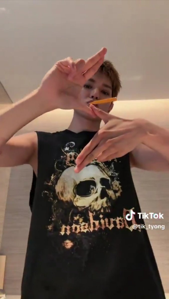 orlokthecount's tweet photo. took his shirt off just to do the exact same thing 😭 https://t.co/yK064kMTqy