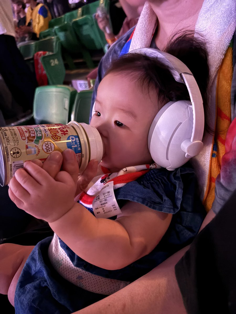 fmb1007's tweet photo. 時差投稿ですが…
Number Shot楽しすぎた🙆‍♀️
前方エリアにも入れて
加藤さんの「頑張れ熊本」で涙😭
　
娘の初ファンモンは2曲目から爆睡😂
お腹の中にいた時から何度も聞いてるから子守唄になったようでした笑

熊本地震で被災して、こんな時に行っていいのか不安でしたが元気出ました！
ありがとう。 https://t.co/lzzPu3EZob