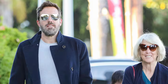 oumma's tweet photo. L’acteur Ben Affleck rend hommage à l’engagement pro-palestinien de sa mère, le combat de toute sa vie

Ben Affleck a rendu hommage à sa mère, Chris Affleck, décédée à l’âge de 83 ans, en affirmant que la défense du peuple palestinien avait été « la cause centrale de sa vie ».

Engagée depuis des décennies pour la justice sociale, elle avait participé au mouvement américain pour les droits civiques, manifesté contre la guerre du Vietnam et milité pour un accès équitable des Palestiniens à l’eau. Proche du poète palestinien Mosab Abu Toha et de sa famille, Chris Affleck avait également appelé à un cessez-le-feu à Gaza dès octobre 2023. « Sa plus grande souffrance était l’injustice infligée au peuple palestinien », a confié son fils.