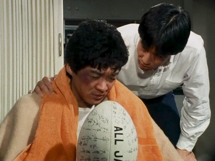 odds_kun's tweet photo. 6話は札付きの水原をぶん殴って一杯やってラグビー話で更生するちょっと法に触れるくらいが心地良い名シーンだけど滝沢家の狭い風呂に二人で入るのは違和感ありましたw
#スクール���ォーズ https://t.co/obE5GPEGZO