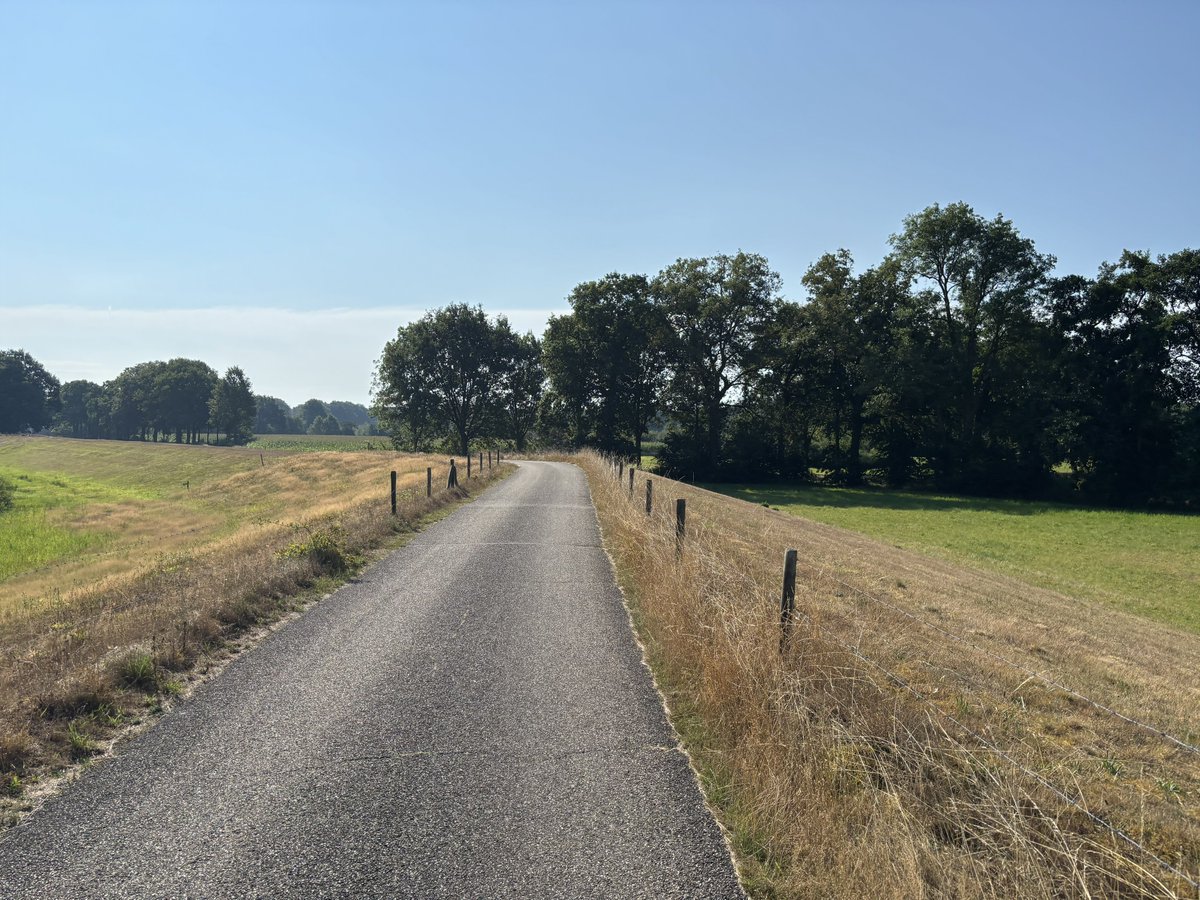 Mpvanderwal's tweet photo. Altijd leuk om mee te pakken in omgeving Dalfsen, kasteel Rechteren 🏰☀️

#Zwolle #Dalfsen #OnTheMove https://t.co/7cG3wvO709