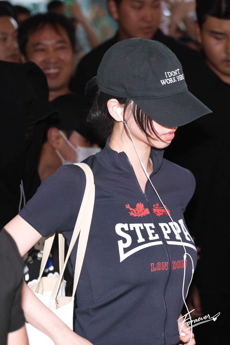 Foraever_411's tweet photo. 260804 ICN

#aespa #에스파 
#Karina #카리나 https://t.co/N5YL9Hdr6T