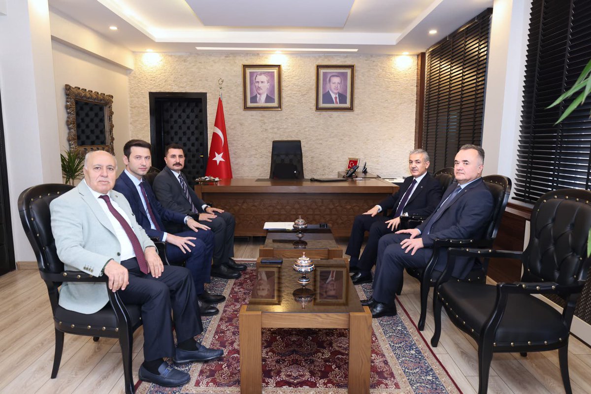 Mardin_Valiligi's tweet photo. 📌Yeşilli | Hükûmet Konağı

Valimiz Sayın @tuncay_akkoyun ;
Vali Yardımcısı Burak Çimşir, Mardin Büyükşehir Belediyesi Genel Sekreteri Kemalettin Sakin ile Yeşilli Belediye Başkanı Hayrettin Demir, 17 Haziran 2026 tarihinde Resmî Gazetede yayımlanan Cumhurbaşkanlığı Mülki İdare Amirleri Atama Kararnamesi ile,
➡️ Yeşilli Kaymakamı olarak atanan İlyas Öztürk’ü ziyaret ettiler.

Sayın Valimiz, Sayın Kaymakamımıza görevinde başarılar diledi.

@iletisim 
@TC_icisleri