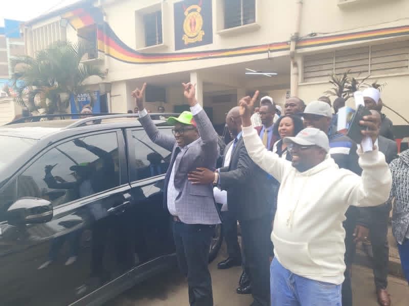 Kibet_bull's tweet photo. John Kaguchia comes out of Kamukunji police station with Wantam chants. https://t.co/1eSF3j6egB