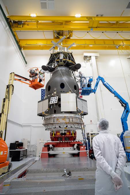 adeleke66275's tweet photo. #WIPWednesday 
Firefly Aerospace’s Blue Ghost Mission 2 is undergoing environmental testing at NASA JPL! 
Standing 22 feet tall, this dual-craft stack features the Elytra space tug &amp; a lander bound for the Moon's radio-quiet far side. 🚀

📸: @fireflyspace @NASAJPL https://t.co/iTxEkhWCu1