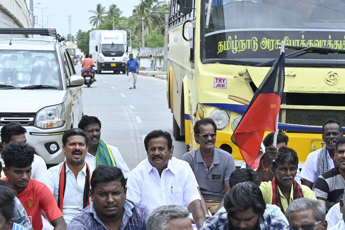 Soundra_2505's tweet photo. எதிர்க்கட்சித் தலைவர் இளந்தலைவர் மாண்புமிகு @Udhaystalin அவர்களின் மீதான தவெக அரசின் அராஜக கைது நடவடிக்கையைக் கண்டித்து கல்லக்குடியில் நடைபெற்ற சாலை மறியல் போராட்டத்தில் கழக தொண்டர்களுடன் நான் கலந்து கொண்டேன் https://t.co/2ajQm0FCZm