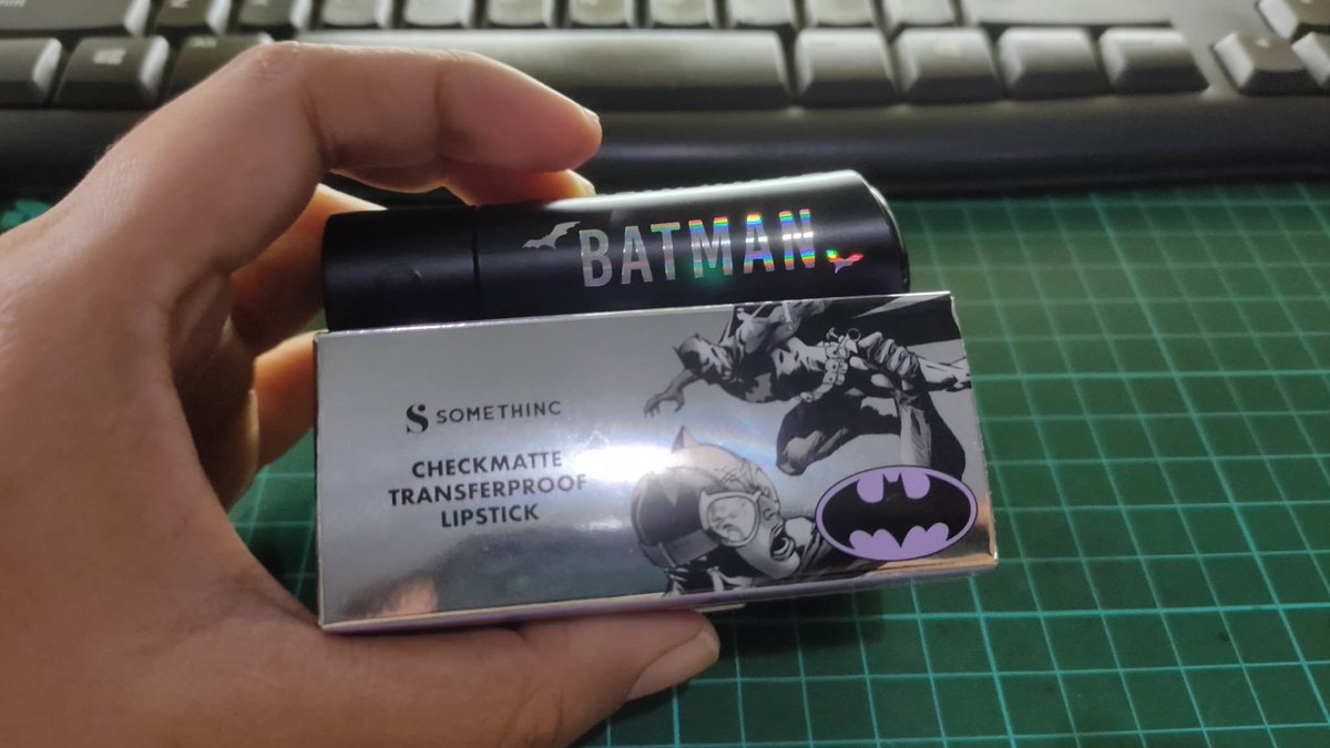 Irdint's tweet photo. warna lipstik terbaik yg pernah aku pakai selama ini cuma somethinc edisi batman... itu warna natural bibirku. pliss karena itu edisi terbatas, aku nggak tau merek checkmatte yg mana yg warnanya bisa mendekati itu T_T.. kenapa harus special edition sih!! https://t.co/mmvMSQJKpT