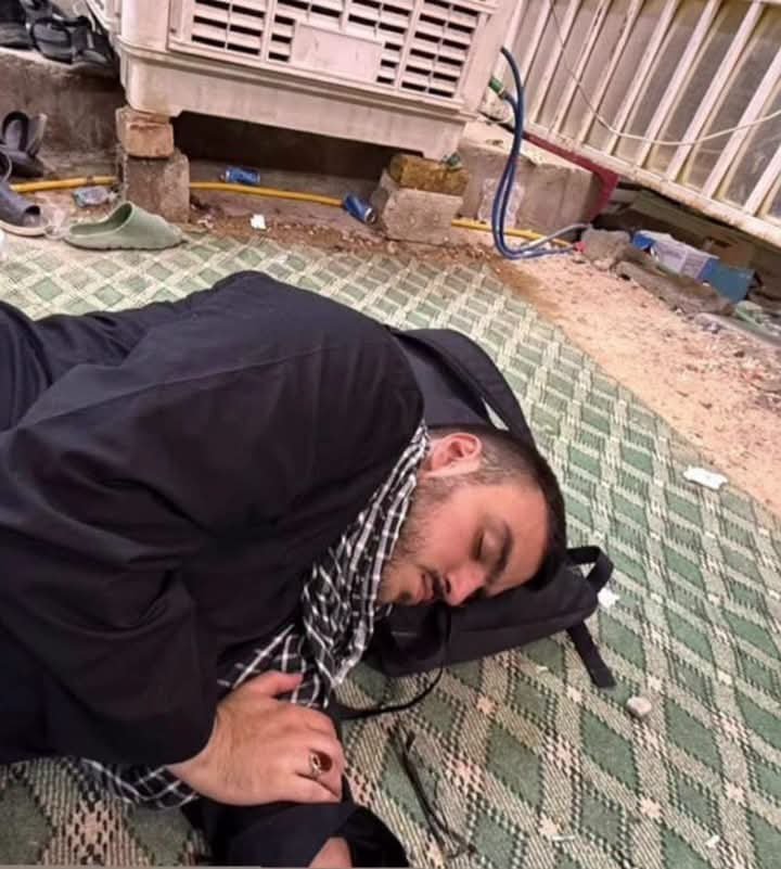 Jxnfgngnsldkxxx's tweet photo. أبوه زعيم ومن اكبر قيادات الشرق الأوسط والعالم تشهد له 

نايم بطريق الزوار بالزيارة الأربعينية على المبردة بموكب لا تاهوات ولا حمايات ولا صورني ولا هتافات 

الله يحفظك سيد مهدي ويرحم والدك رضوان الله تعالى عليه ❤️ https://t.co/a7Rf8hdkqx