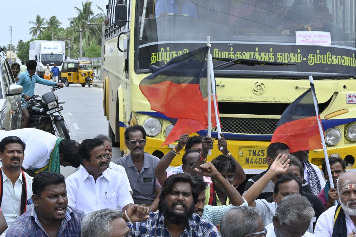 Soundra_2505's tweet photo. எதிர்க்கட்சித் தலைவர் இளந்தலைவர் மாண்புமிகு @Udhaystalin அவர்களின் மீதான தவெக அரசின் அராஜக கைது நடவடிக்கையைக் கண்டித்து கல்லக்குடியில் நடைபெற்ற சாலை மறியல் போராட்டத்தில் கழக தொண்டர்களுடன் நான் கலந்து கொண்டேன் https://t.co/2ajQm0FCZm