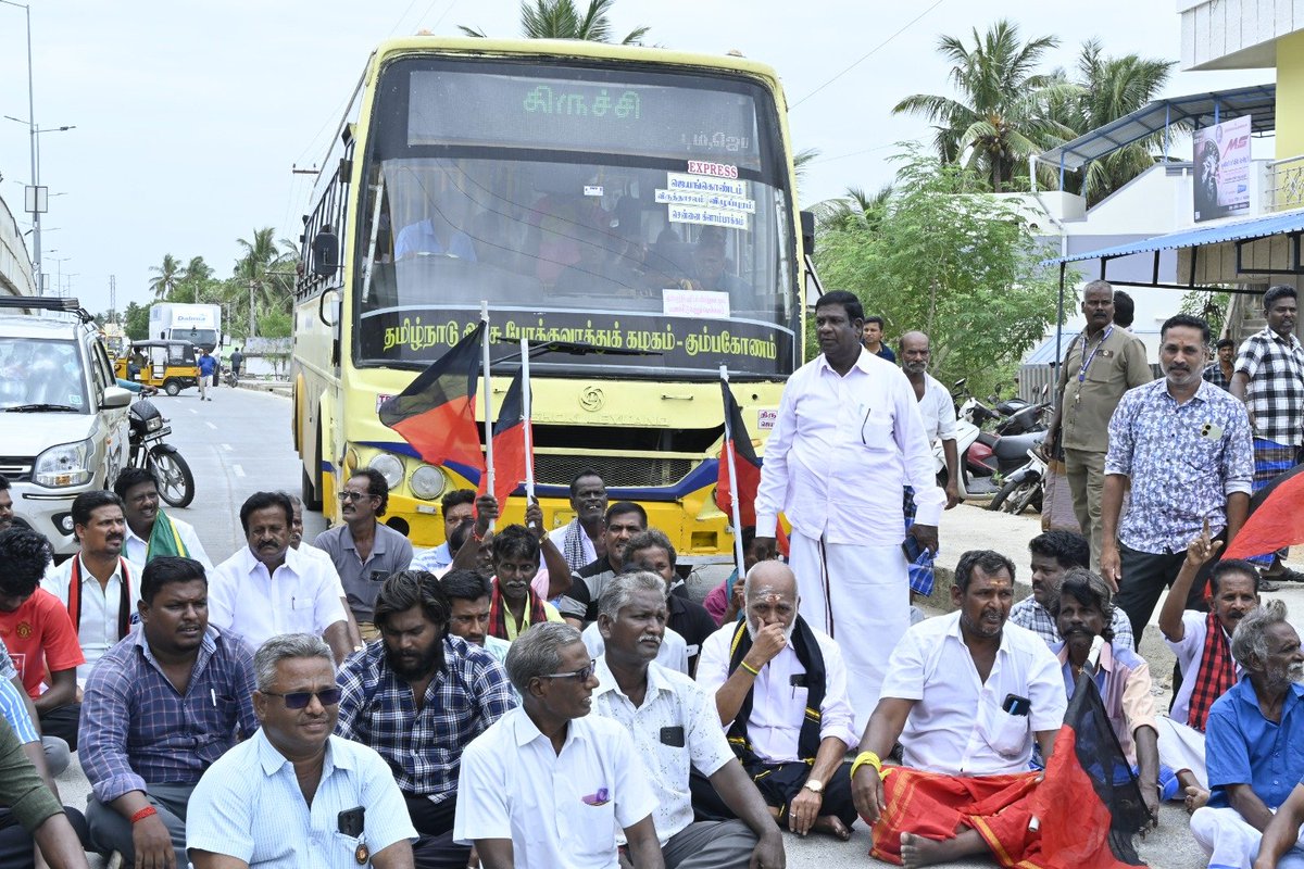 Soundra_2505's tweet photo. எதிர்க்கட்சித் தலைவர் இளந்தலைவர் மாண்புமிகு @Udhaystalin அவர்களின் மீதான தவெக அரசின் அராஜக கைது நடவடிக்கையைக் கண்டித்து கல்லக்குடியில் நடைபெற்ற சாலை மறியல் போராட்டத்தில் கழக தொண்டர்களுடன் நான் கலந்து கொண்டேன் https://t.co/2ajQm0FCZm