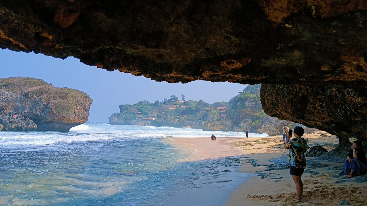 yuucupss's tweet photo. kekny memang cocok kuliah pariwisata bagi org yg suka jln"😭😭 #pantaikukup https://t.co/tjJ7NNohnV