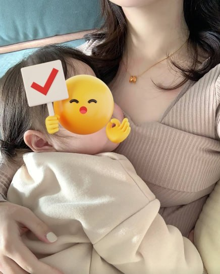 0122_Kixo's tweet photo. 根本就不敢动，好不容易睡着的.....胸部有点发麻了都🤧 https://t.co/PeYoa9CK2g