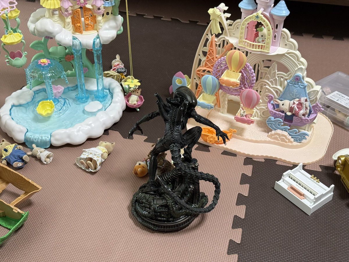 bonpu_cards's tweet photo. なんか衝動買いしちゃったアイアンスタジオのエイリアンやっと届いた👽
めっちゃかっこええ〜😆

子供達がシルバニアファミリーで遊んでたから、
「パパも今日お人形買ったよ！」って話したら、
「見せて！」って言うから見せたら…

一目散に逃げていってしまった…ごめんよ😅 https://t.co/hsbamPZlCG