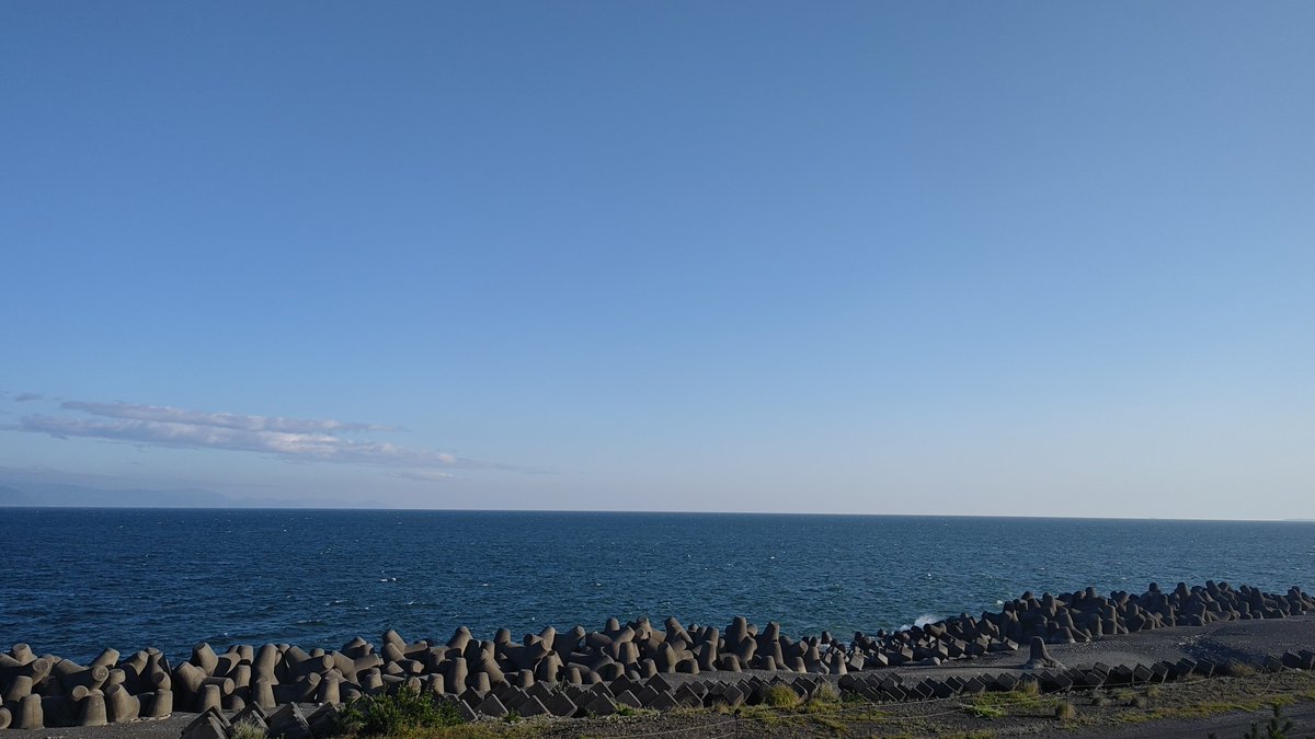 fishshuu's tweet photo. 静岡へ納品完了🚐
海辺の車中泊適地へ。

夕マズメ投げようかと思ったら強風ダバダバ🎣✗
害虫が飛べず涼しいのは〇 https://t.co/q3D0CVJWPB