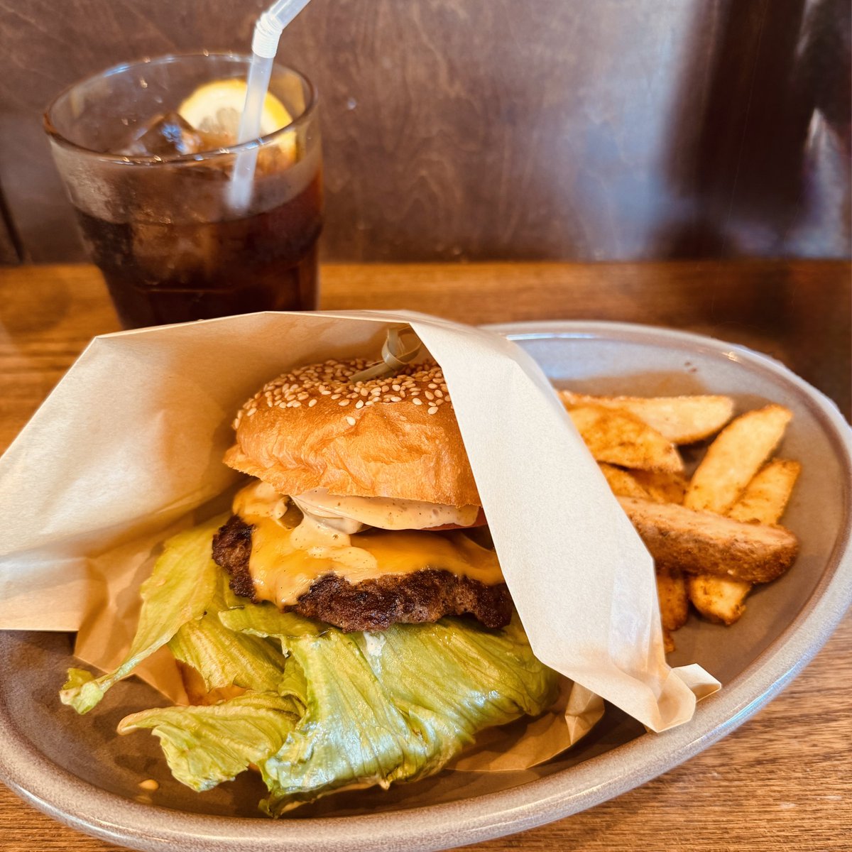 TKCin0413's tweet photo. 沼津の食遊市場をイメージして出かけた小田原マルシェ。
想像とだいぶ違った…

ランチは国府津のMarshmallow(マシュマロ)へ🍔
クラフトビール飲んでみたかった。 https://t.co/eUqW0gWzf7