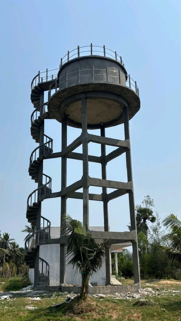 APDeputyCMO's tweet photo. నీటి ఎద్దడి తీవ్రంగా ఉన్న ప్రాంతాల్లో జల్ జీవన్ పనుల వేగం మరింత పెంచాలి

• తీర ప్రాంత తాగునీటికి జల్ జీవన్ భద్రత
• లక్ష్యం దిశగా అమరజీవి జలధార మెగా వాటర్ గ్రిడ్ ప్రాజెక్టుల పనులు
• రెండు ప్రాజెక్టుల కింద రూ.270 కోట్ల విలువైన పనులు పురోగతిలో
• కీలక నిర్మాణాలు వేగవంతం.. 400 కిలోమీటర్లకు పైగా పైప్‌లైన్ నిర్మాణం పూర్తి
• నాణ్యత ప్రమాణాలను స్వయంగా పరిశీలిస్తా
• ఉమ్మడి ఉభయ గోదావరి జిల్లాల్లో జల్ జీవన్ మిషన్ ప్రాజెక్టుల పురోగతిపై సమీక్షించిన ఉప ముఖ్యమంత్రి శ్రీ @PawanKalyan గారు

ఉమ్మడి ఉభయ గోదావరి జిల్లాల పరిధిలో జల్ జీవన్ మిషన్ కింద అమరజీవి జలధార ప్రాజెక్టు ద్వారా ఆయా జిల్లాల పరిధిలోని తీర ప్రాంత గ్రామాల తాగునీటి కష్టాలకు శాశ్వత పరిష్కారం లభించనుందని రాష్ట్ర ఉప ముఖ్యమంత్రివర్యులు, పంచాయతీరాజ్ గ్రామీణాభివృద్ధి, గ్రామీణ తాగునీటి సరఫరా శాఖల మంత్రి శ్రీ పవన్ కళ్యాణ్ గారు స్పష్టం చేశారు. ఉమ్మడి తూర్పు, పశ్చిమ గోదావరి జిల్లాల పరిధిలో 33 లక్షల మందికి దాహార్తి తీర్చే బలమైన సంకల్పాన్ని ఈ ప్రాజెక్టుల ద్వారా ముందుకు తీసుకువెళ్తున్నామని తెలిపారు. నిర్ణీత గడువులోపు ముఖ్యమైన నిర్మాణాలు పూర్తి చేసి, ప్రజలకు అందుబాటులోకి తీసుకువచ్చే విధంగా ప్రణాళికలు రూపొందించుకోవాలని అధికారులను ఆదేశించారు. నీటి ఎద్దడి తీవ్రంగా ఉన్న ప్రాంతాలను గుర్తించి అక్కడ జల్ జీవన్ పనుల వేగం మరింత పెంచాలని స్పష్టం చేశారు. ఉమ్మడి ఉభయ గోదావరి జిల్లాల పరిధిలో చేపట్టిన జల్ జీవన్ మిషన్ ప్రాజెక్టుల పురోగతిపై శ్రీ పవన్ కళ్యాణ్ గారు సమీక్షించారు. ఇన్ టేక్ వెల్స్, వాటర్ ట్రీట్‌మెంట్ ప్లాంట్లు, రిజర్వాయర్లతోపాటు పైప్‌లైన్ల నిర్మాణం వంటి కీలక పనుల పురోగతికి సంబంధించిన వివరాలపై ఆర్.డబ్ల్యూ.ఎస్. అధికారులతో సమీక్షించారు. ఉమ్మడి ఉభయ గోదావరి జిల్లాల్లో రూ.3,050 కోట్లతో చేపట్టిన పనులు నిర్దేశిత లక్ష్యాలకు అనుగుణంగా సాగుతుండడంపట్ల సంతృప్తి వ్యక్తం చేశారు. 

• పనుల పురోగతి వివరాలు
ఈ సమీక్షలో పనుల వివరాలను అధికారులు తెలియజేశారు. ఉమ్మడి తూర్పు గోదావరి జిల్లా పరిధిలో రూ.1,650 కోట్ల అంచనా వ్యయంతో చేపట్టిన మెగా వాటర్ గ్రిడ్ పథకాన్ని 10 నియోజకవర్గాల పరిధిలో సుమారు 20 లక్షల మందికి తాగునీరు అందించే లక్ష్యంతో ప్రారంభించారు. ఈ ప్రాజెక్టుకు సంబంధించి రెండు ఇంటేక్ వెల్స్, యాక్సెస్ బ్రిడ్జిల నిర్మాణ పనులు పురోగతిలో ఉన్నట్టు అధికారులు తెలిపారు. 111 MLD, 75 MLD సామర్థ్యాలతో ఏర్పాటు చేస్తున్న నీటి శుద్ధి కేంద్రాల్లో ఒకటి నిర్మాణ దశలో ఉన్నట్టు వివరించారు. ఇప్పటి వరకు ఈ ప్రాజెక్టు కోసం రూ.151 కోట్లకు పైగా ప్రభుత్వం వెచ్చించగా, 182 కిలోమీటర్ల మేర పైప్‌లైన్ నిర్మాణం పూర్తయింది. ఉమ్మడి పశ్చిమ గోదావరి జిల్లా పరిధిలో రూ.1,400 కోట్లతో చేపట్టిన ప్రాజెక్టు ద్వారా సుమారు 13.50 లక్షల మందికి తాగునీటి కష్టాలు తీరనున్నాయి. దీనికి సంబంధించి ఇంటేక్ వెల్, యాక్సెస్ బ్రిడ్జి, 155 మిలియన్ లీటర్ల సామర్థ్యం కలిగిన నీటి శుద్ధి ప్రాజెక్టులు పురోగతిలో ఉన్నాయి. రెండు పథకాల కింద సుమారు 400 కిలోమీటర్ల పైప్‌లైన్ నిర్మాణం పూర్తయినట్టు అధికారులు తెలిపారు. 
ఈ సందర్భంగా శ్రీ పవన్ కళ్యాణ్ గారు మాట్లాడుతూ “ఉభయ గోదావరి జిల్లాల పరిధిలోని గ్రామీణ ప్రజలకు స్వచ్ఛమైన తాగునీరు అందించే లక్ష్యంతో గత ఏడాది డిసెంబర్‌లో పశ్చిమ గోదావరి జిల్లా పెరవలిలో రూ.3,050 కోట్ల అంచనా వ్యయంతో అమరజీవి జలధారకు శ్రీకారం చుట్టాం. రెండు మెగా వాటర్ గ్రిడ్ పథకాల నిర్మాణంలో కీలకమైన ఇంటేక్ వెల్స్, వాటర్ ట్రీట్‌మెంట్ ప్లాంట్లు, రిజర్వాయర్లు, పైప్‌లైన్ నిర్మాణ పనులు పురోగతిలో ఉన్నాయి. పనులన్నీ నిర్ణీత గడువులోపు పూర్తి చేసేలా సంబంధిత శాఖలతో సమన్వయంతో పని చేయాలి.
(1/2)