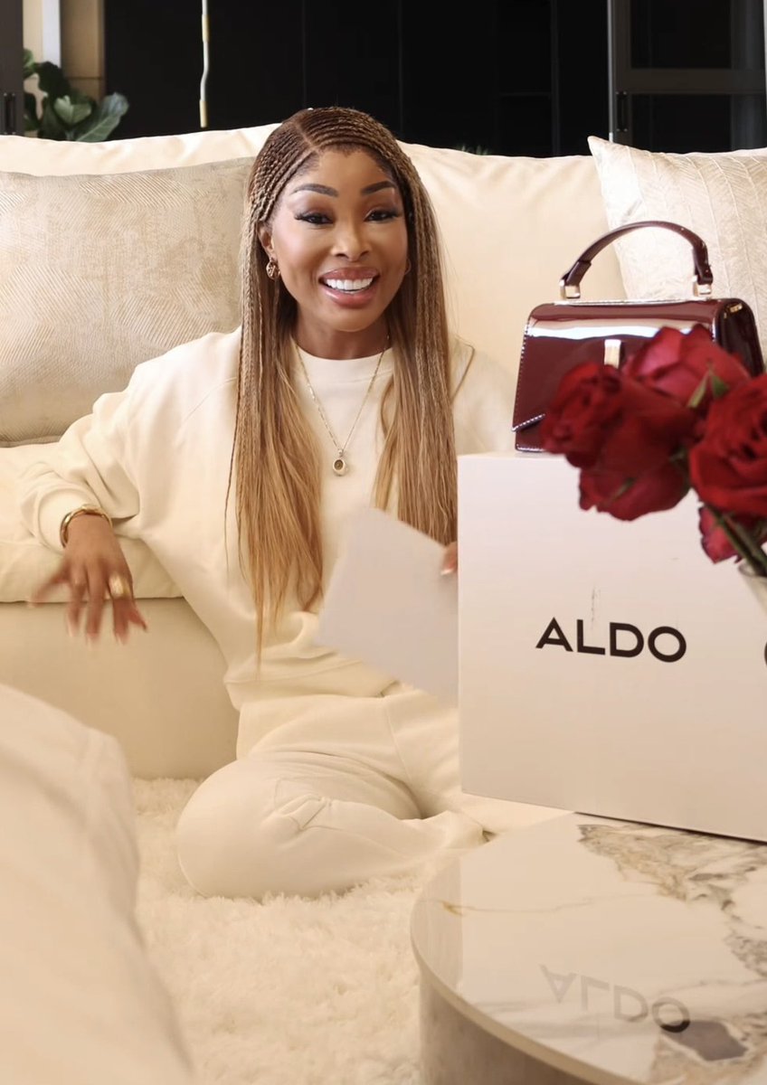Cebe_Lihle23's tweet photo. Khanyi Mbau in paid partnership with ALDO❤️ https://t.co/wH3Nl0i4Wj