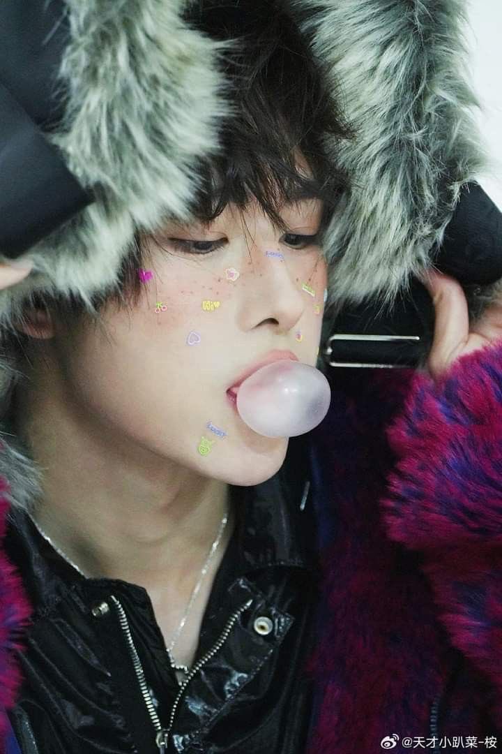 lliyink's tweet photo. ถ้าเธอแต่งหน้าไม่เป็นไม่เป็นไร พี่แต่งให้เองค่ะ จะไม่ให้เธอต้องน้อยหน้าใคร เธอต้องเริ่ดที่สุด ช่วยหาสีลิปสติกที่เข้ากับเธอได้ แต่เทสสีลิปทีไร ตัวเธอแดงไปหมดทุกที https://t.co/fNN1oA3CTb