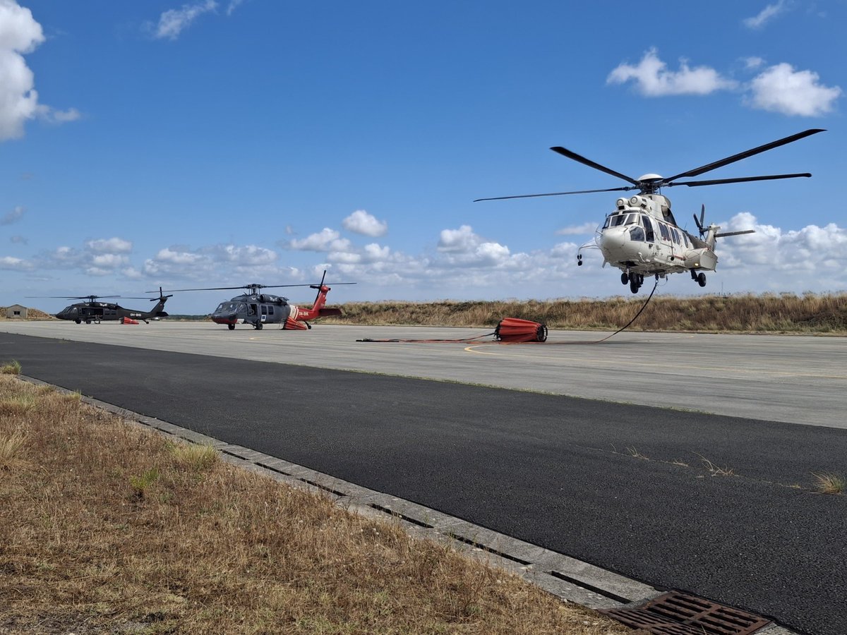 hasici_cr's tweet photo. 🚁 10 dní. Gironde i Var. Český a slovenský modul leteckého hašení stáli celou dobu bok po boku proti ničivým požárům ve Francii a spolu právě teď míří i domů.  Vrtulník vyslaný ČR zvládl na misi 263 shozů vody. 

Evropská pomoc v praxi
🇨🇿🤝🇸🇰🤝🇫🇷🤝🇪🇺
#EUCivilProtection #rescEU https://t.co/DZrmw9Iz9E