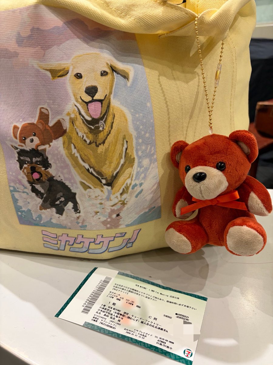 hi9Snow's tweet photo. 健くんがファンミで最後に1人のファンの腕にスカーフ巻き付けてあげててさ(プレゼントしてた)、うわぁコンサートでクマのぬいぐるみ渡したりしてたなぁと思い出して、やっぱり健くんは健くんだなと。大好き♥️ https://t.co/cI5XNKxO5n