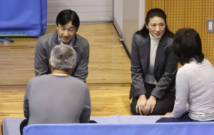 tomogang's tweet photo. 冷たい床に膝をついて被災者と向き合い、被災した現場に立ち、深々と頭を下げて犠牲者を追悼する天皇皇后両陛下。人としての心の格が違う。間違っても椅子に座って被災者と面談したり、ヘリの中から下界に向かって合掌しぐさなどしない。日本が誇る「心格」の持ち主である両陛下に現政権は弓を引いたのだ。決して許してはならない。