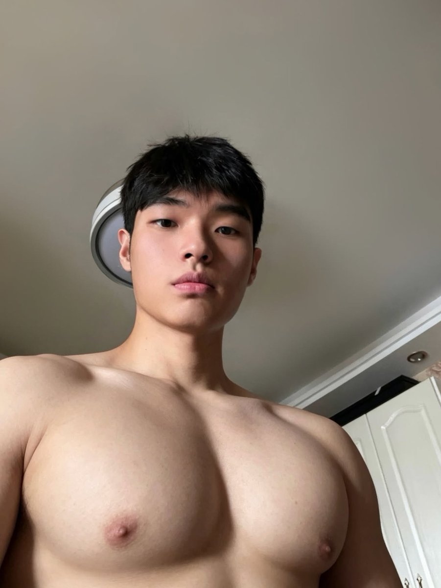 aldoinblue's tweet photo. Pake baju / enggak ? https://t.co/ieZlkSgqA9