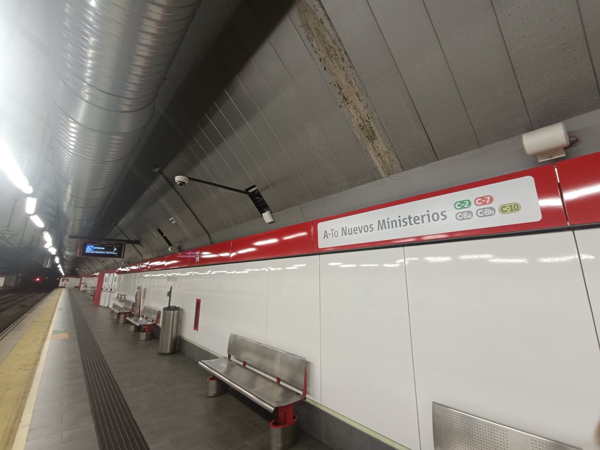 sie9k's tweet photo. @CercaniasMadrid  la señalización de los andenes de Recoletos no coincide con el destino de los trenes y de la App. Esto crea confusión. El tren con destino Atocha entra por el andén que indica a Nuevos Ministerios https://t.co/O91jWC9Kb4