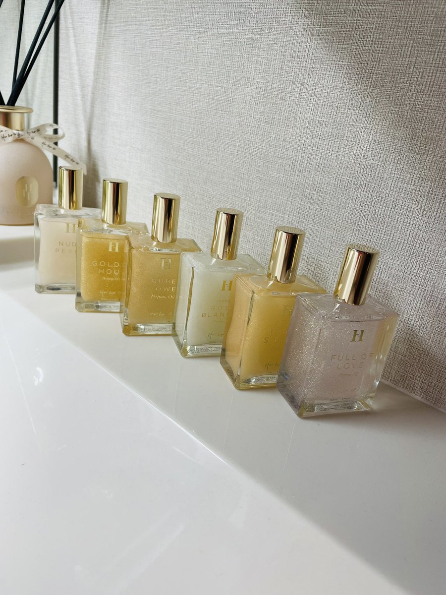 mimirol07's tweet photo. Herlipto beautyのパフュームオイルコレクション
フルオブラブとゴールデンアワーのラメの量がすごくてたまらなく推し🫧
無加工でこの美しさ　ずっと見てられる
もったいなくてなかなか使えない
眺めてるだけで幸せ https://t.co/NDDmMdiFib