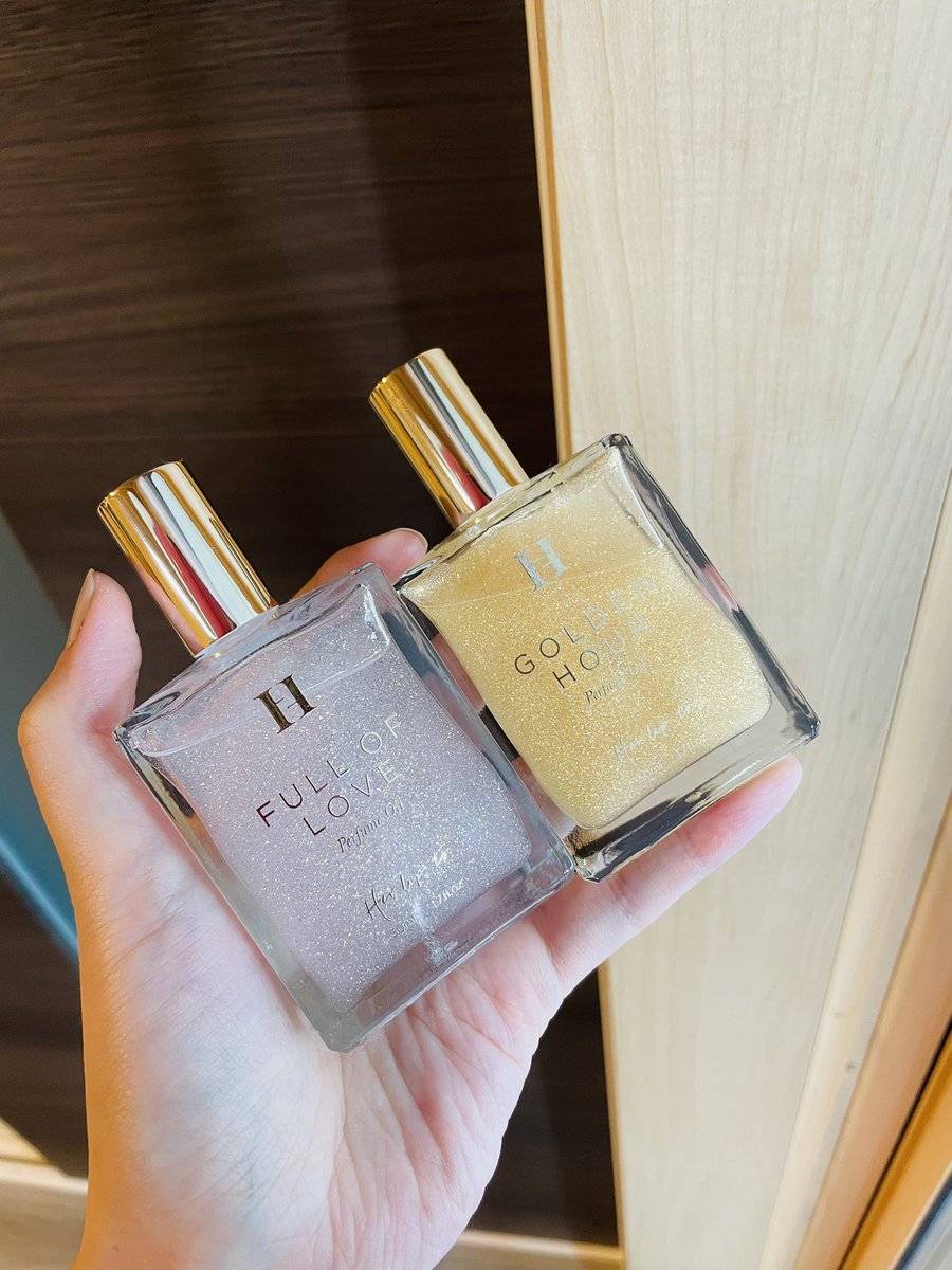 mimirol07's tweet photo. Herlipto beautyのパフュームオイルコレクション
フルオブラブとゴールデンアワーのラメの量がすごくてたまらなく推し🫧
無加工でこの美しさ　ずっと見てられる
もったいなくてなかなか使えない
眺めてるだけで幸せ https://t.co/NDDmMdiFib