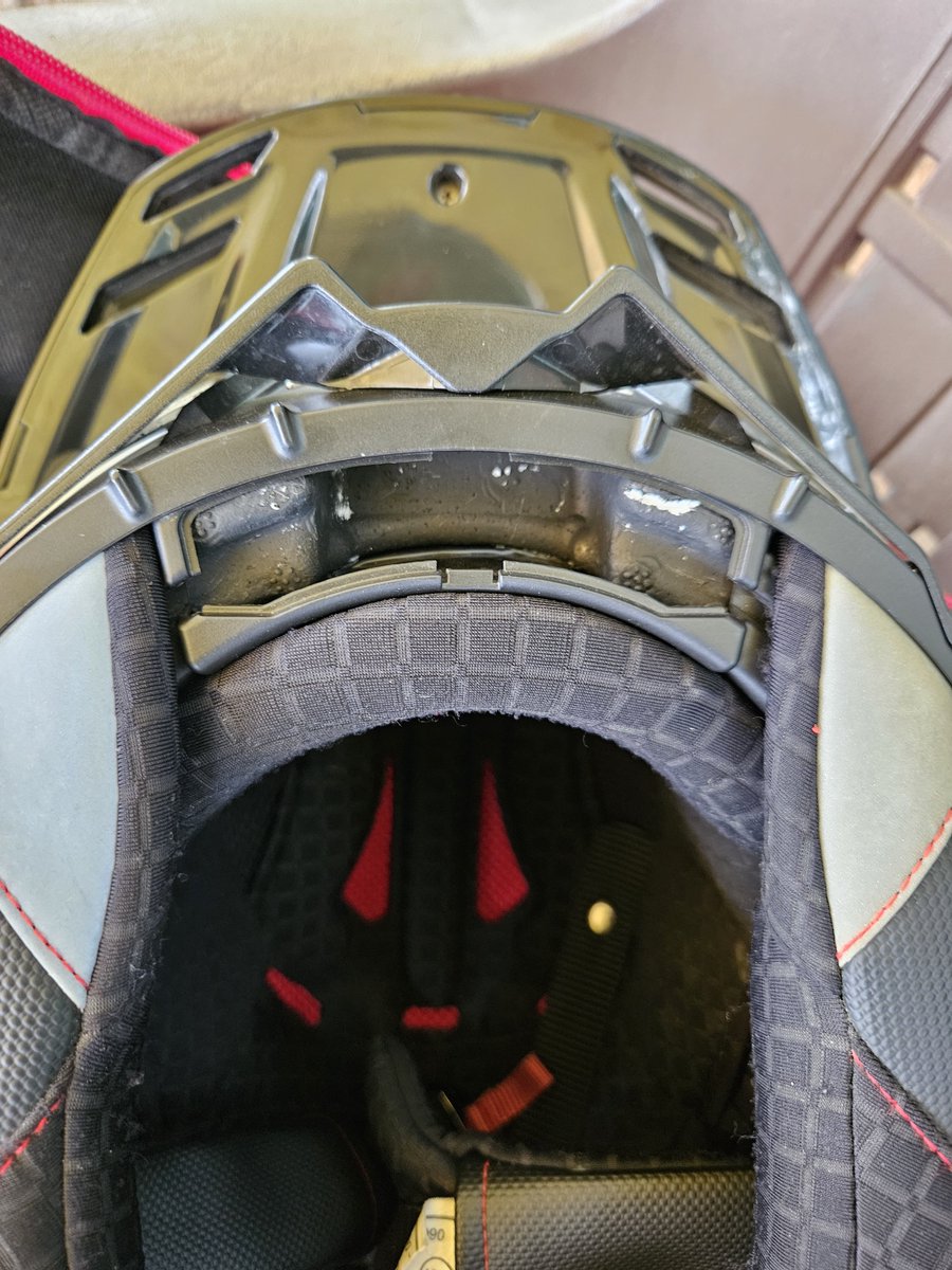 agaz_here's tweet photo. Bought an @axorhelmets Brutale, but spare parts availability is a joke! The rear EPS liner compartment cover is missing &amp; NOT available at ANY offline store. Exposed EPS gets ruined by dust/sweat. Send the spare via parcel ASAP @VegaHelmetIndia ! 🧵 #AxorHelmets #MotorcycleSafety https://t.co/sNKTMYwmfD