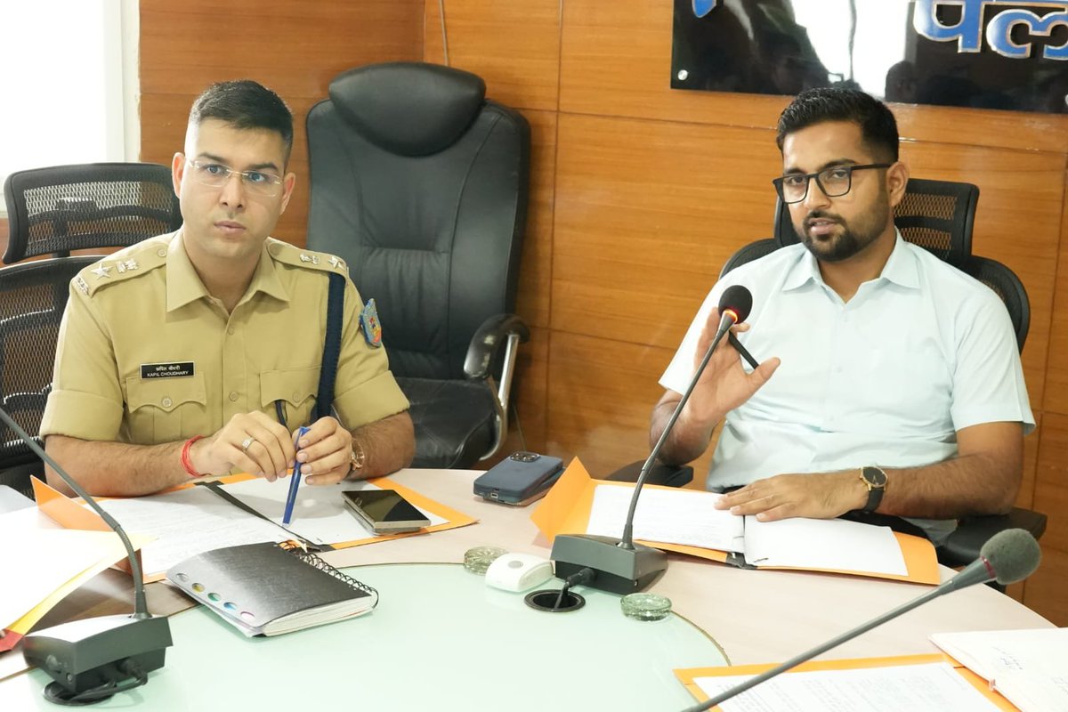 DC_Palamu's tweet photo. 🇮🇳 स्वतंत्रता दिवस-2026 की तैयारियों की समीक्षा की। मुख्य समारोह पुलिस लाइन स्टेडियम, मेदिनीनगर में आयोजित होगा। परेड, सुरक्षा, साफ-सफाई, चिकित्सा एवं अन्य व्यवस्थाओं को समयबद्ध ढंग से सुनिश्चित करने के निर्देश दिए गए।
#IndependenceDay2026 #Palamu https://t.co/CXKtpfPtVU